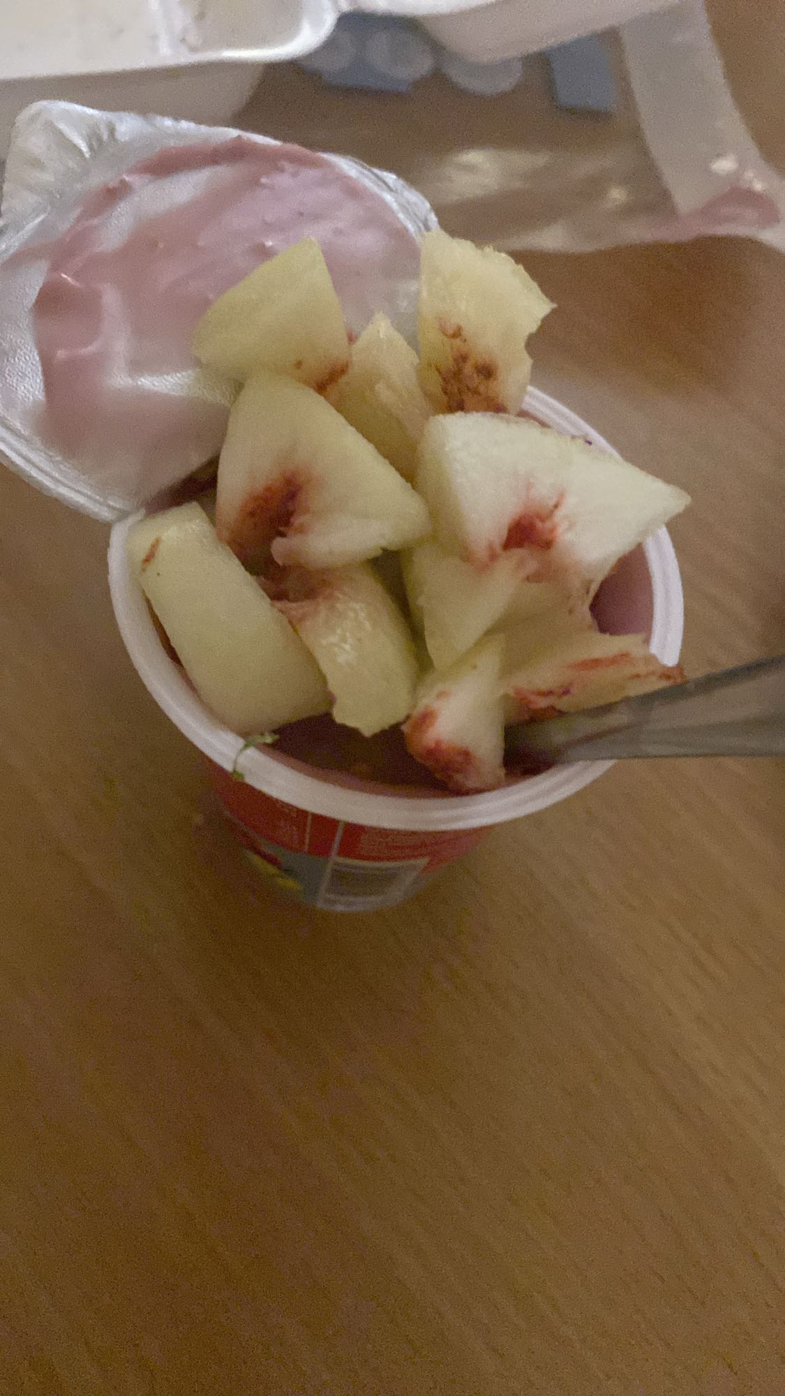 jogurt z brzoskwinią