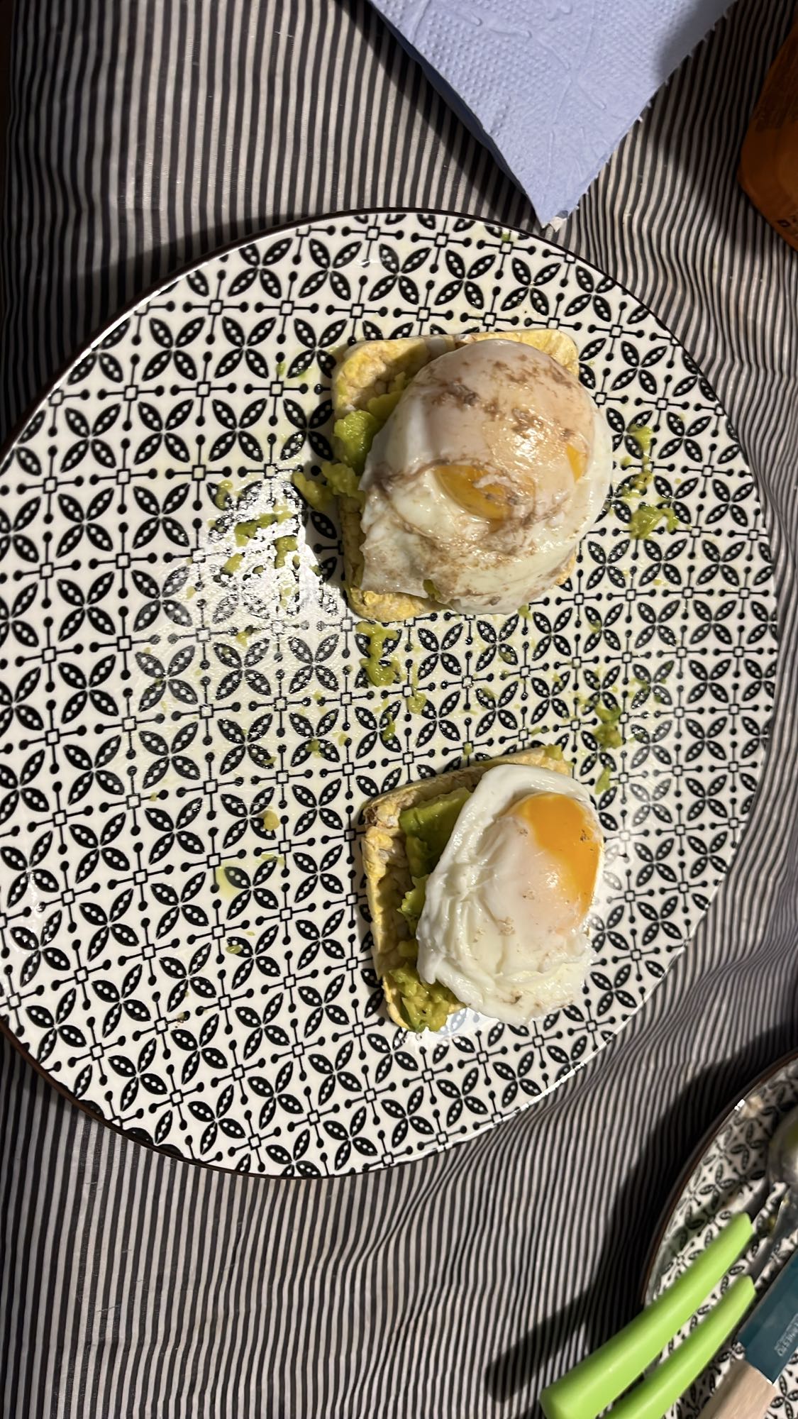 Яйца върху оризовки с авокадо