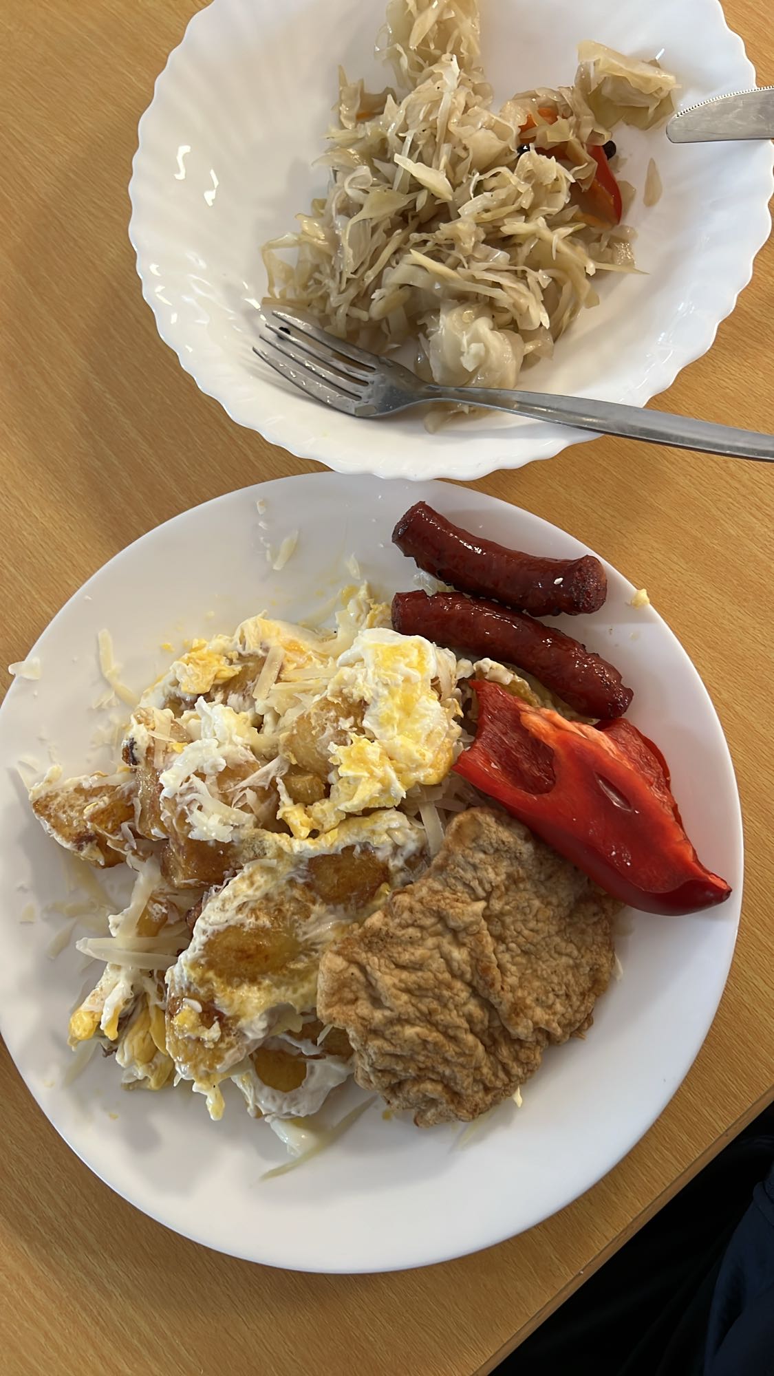 Mic dejun cu ou, cârnați și salată