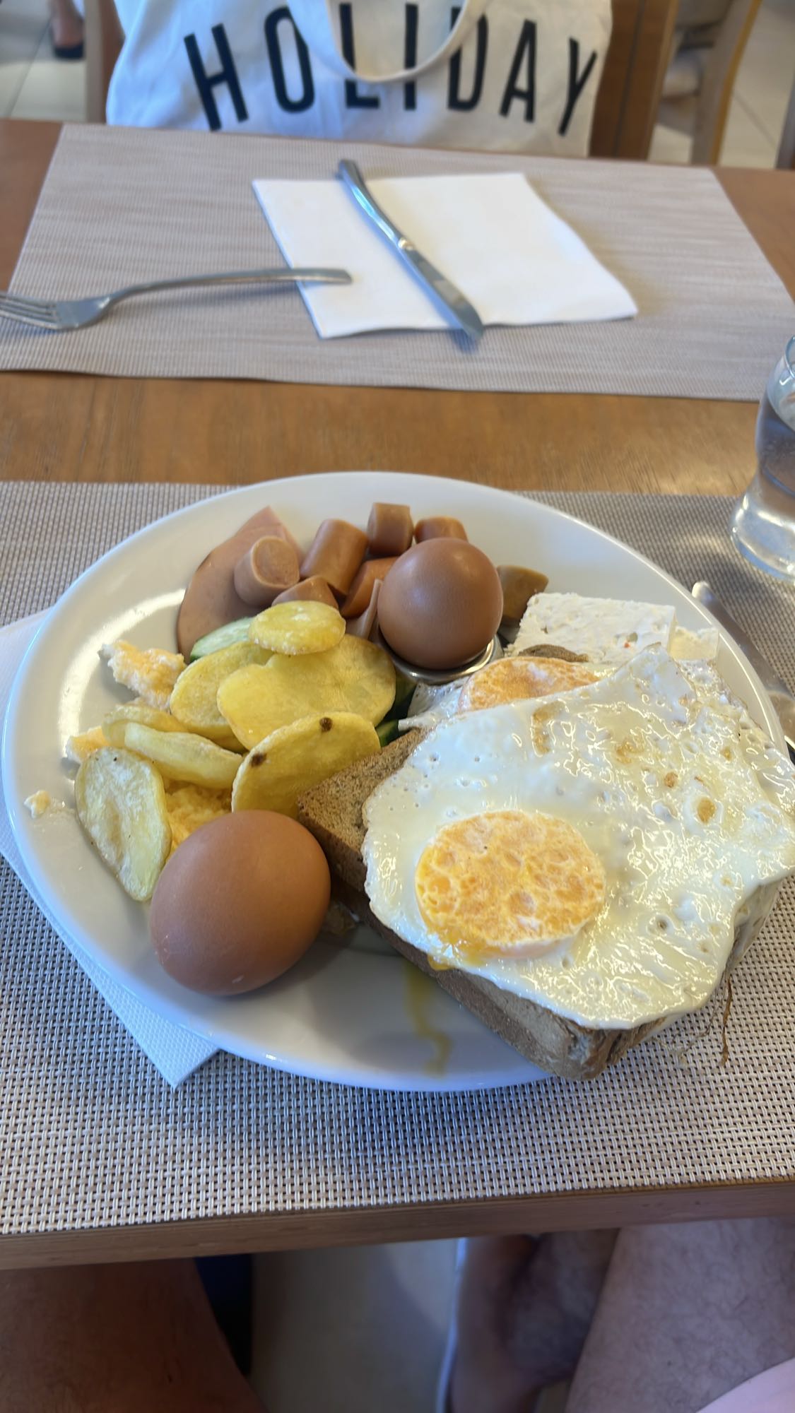 Ontbijtbord met ei en worst