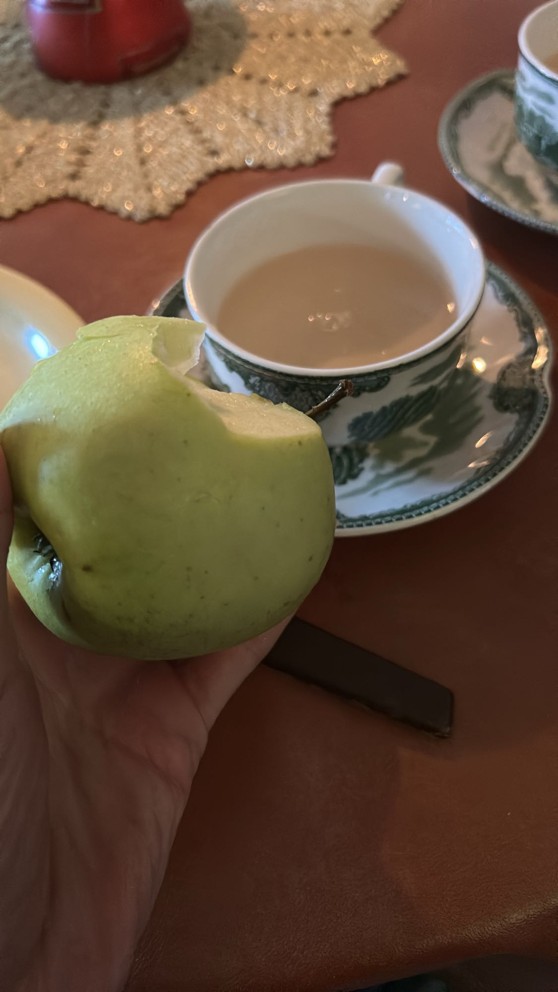 Măr și ceai verde neîndulcit