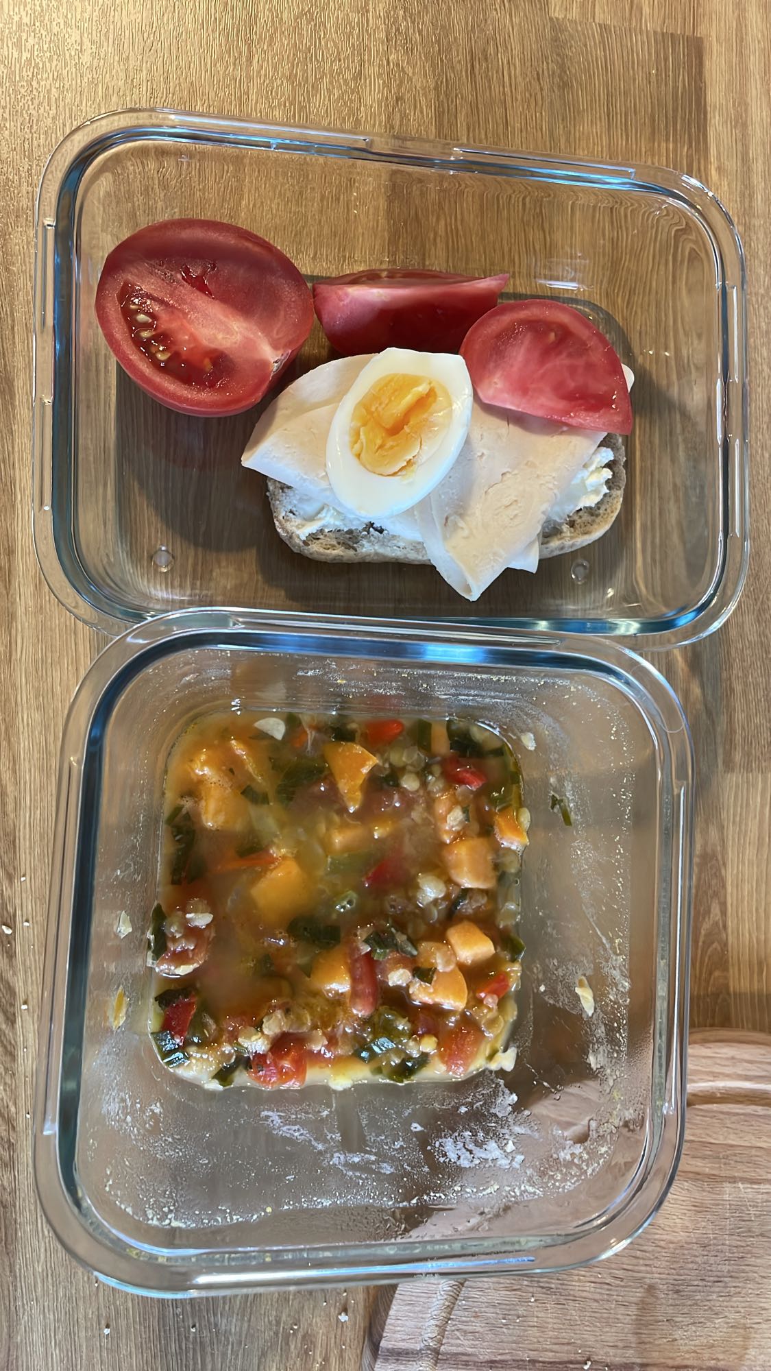 kanapka i gulasz warzywny