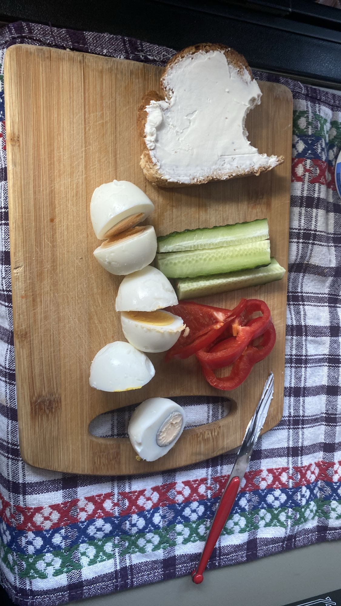 Mic dejun cu ouă și legume