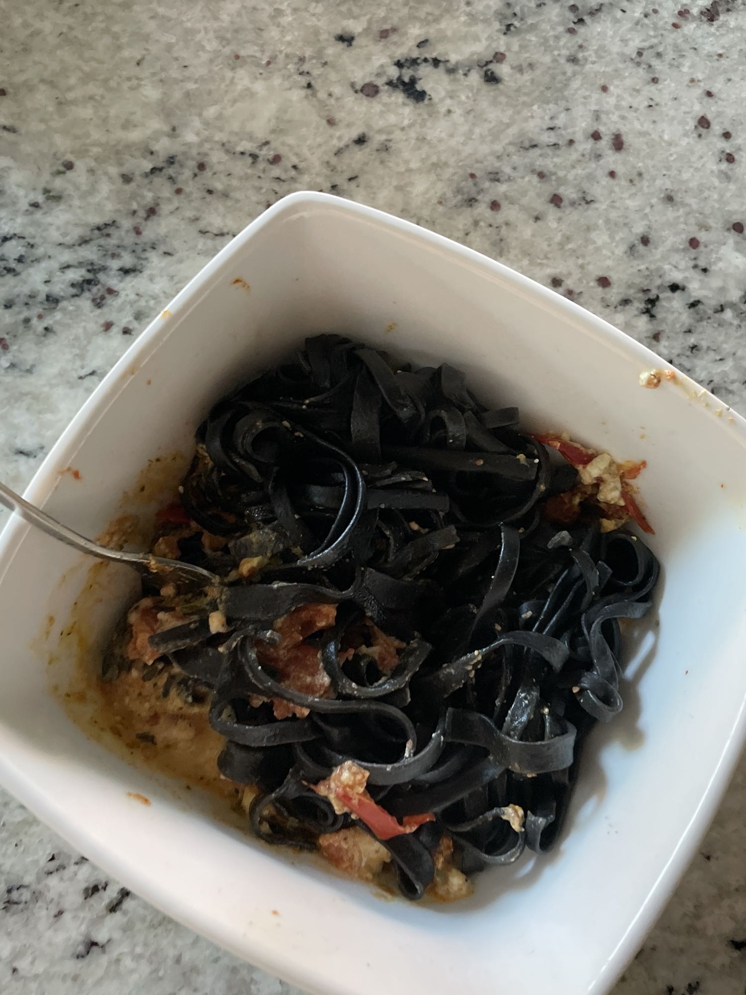 Czarny makaron z sosem