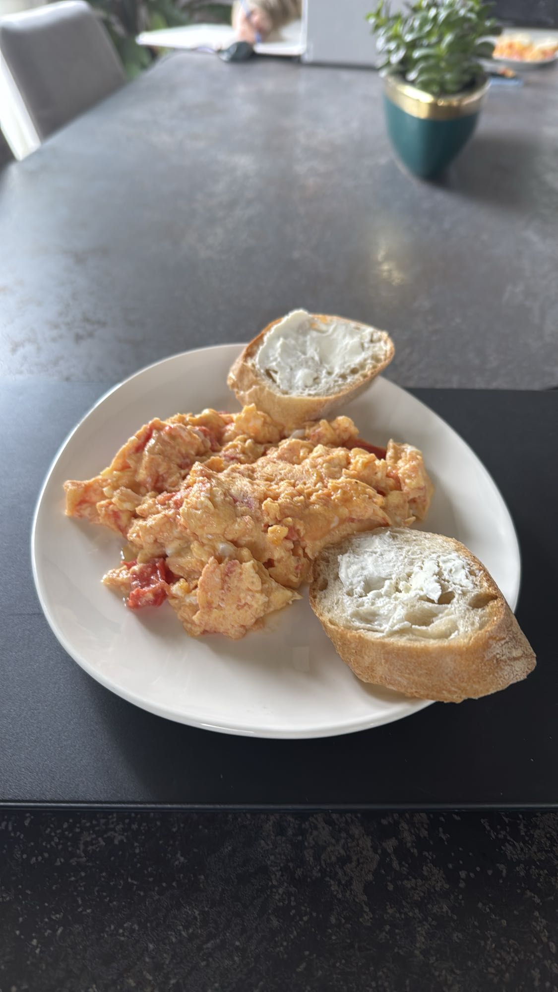 Jajecznica z pieczywem