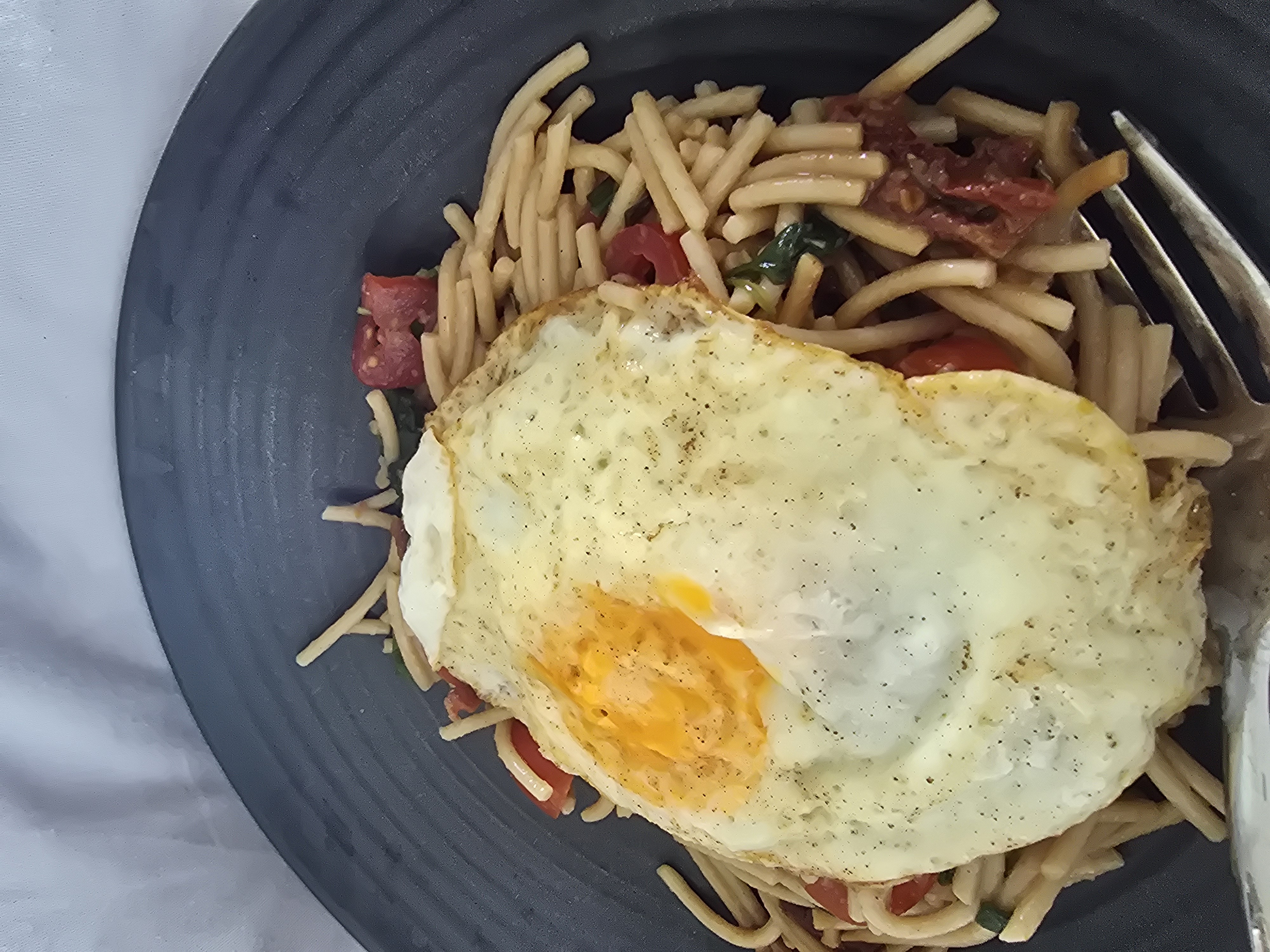Spaghetti mit Spiegelei