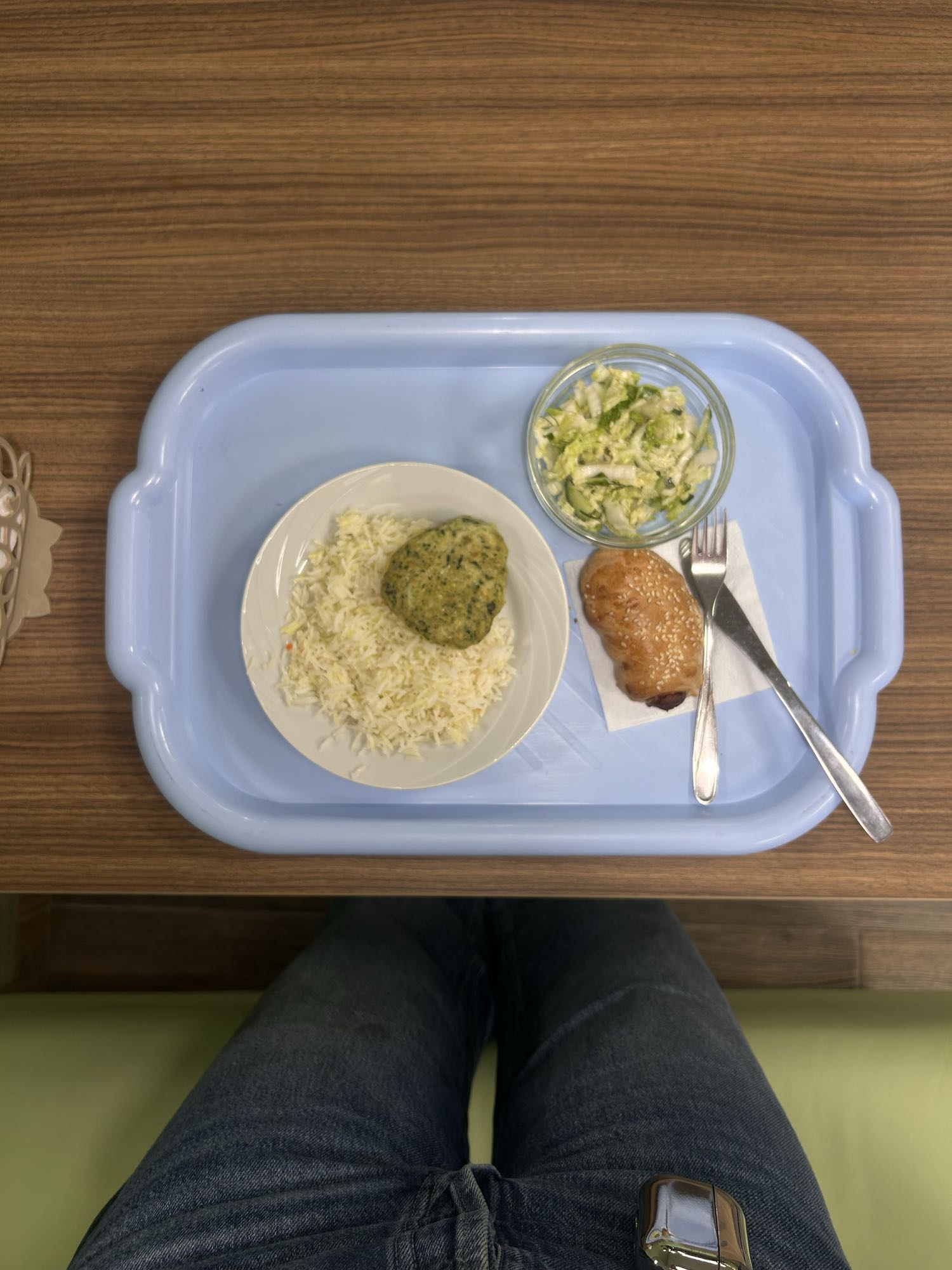 Рис с котлетой и салатом