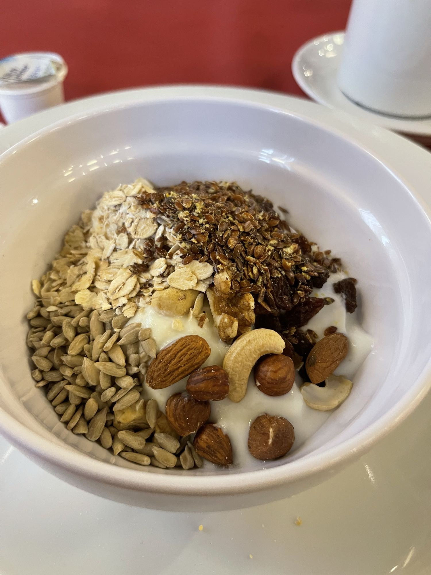 Müsli mit Joghurt und Nüssen