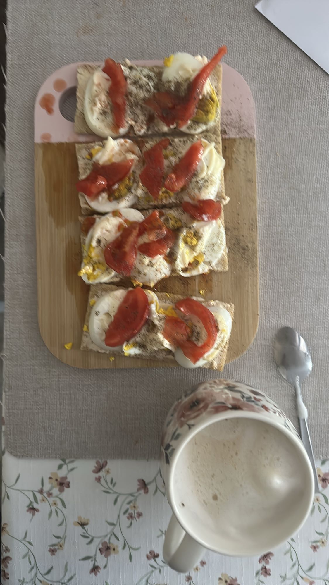 Kanapki z jajkiem i kawą