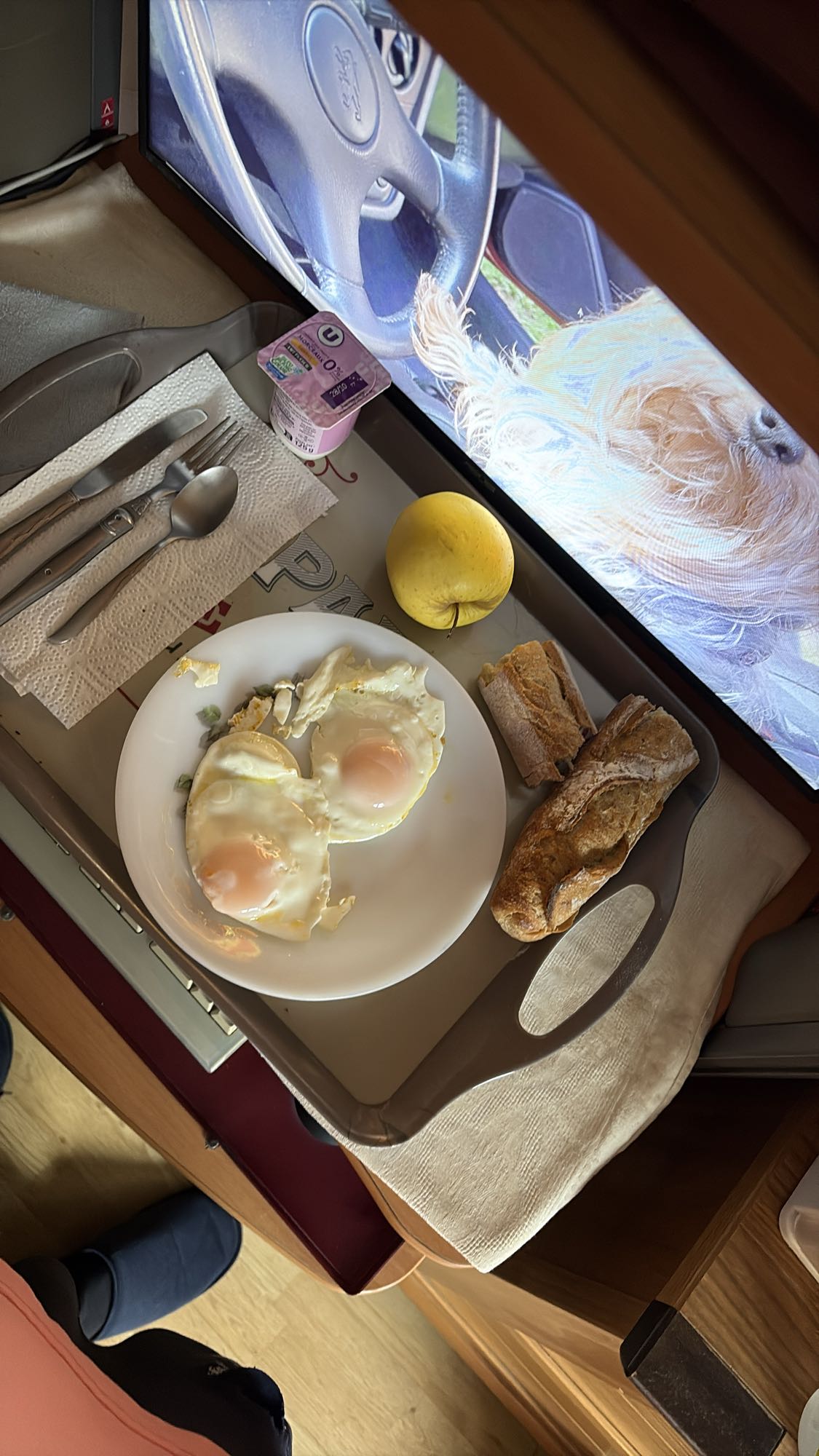 Petit déjeuner œufs et pain