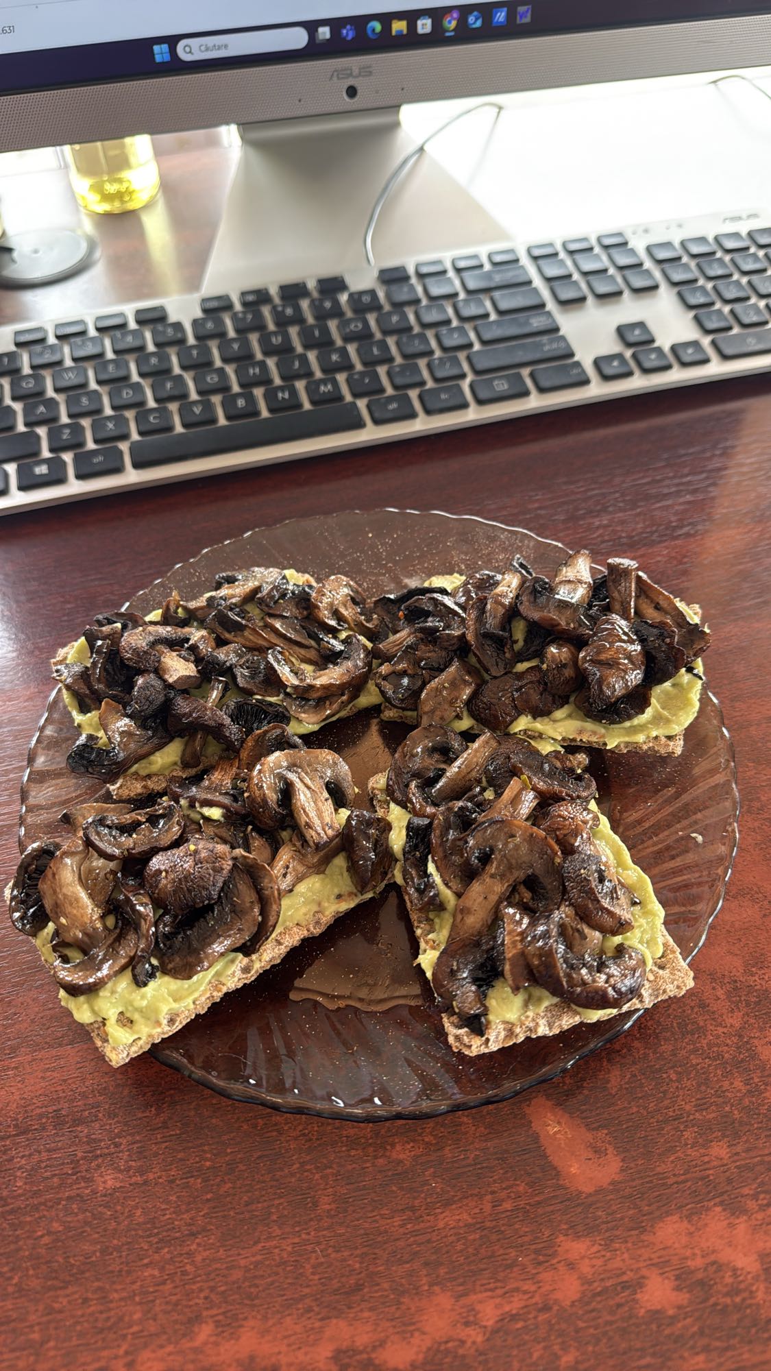 Crackers cu avocado și ciuperci