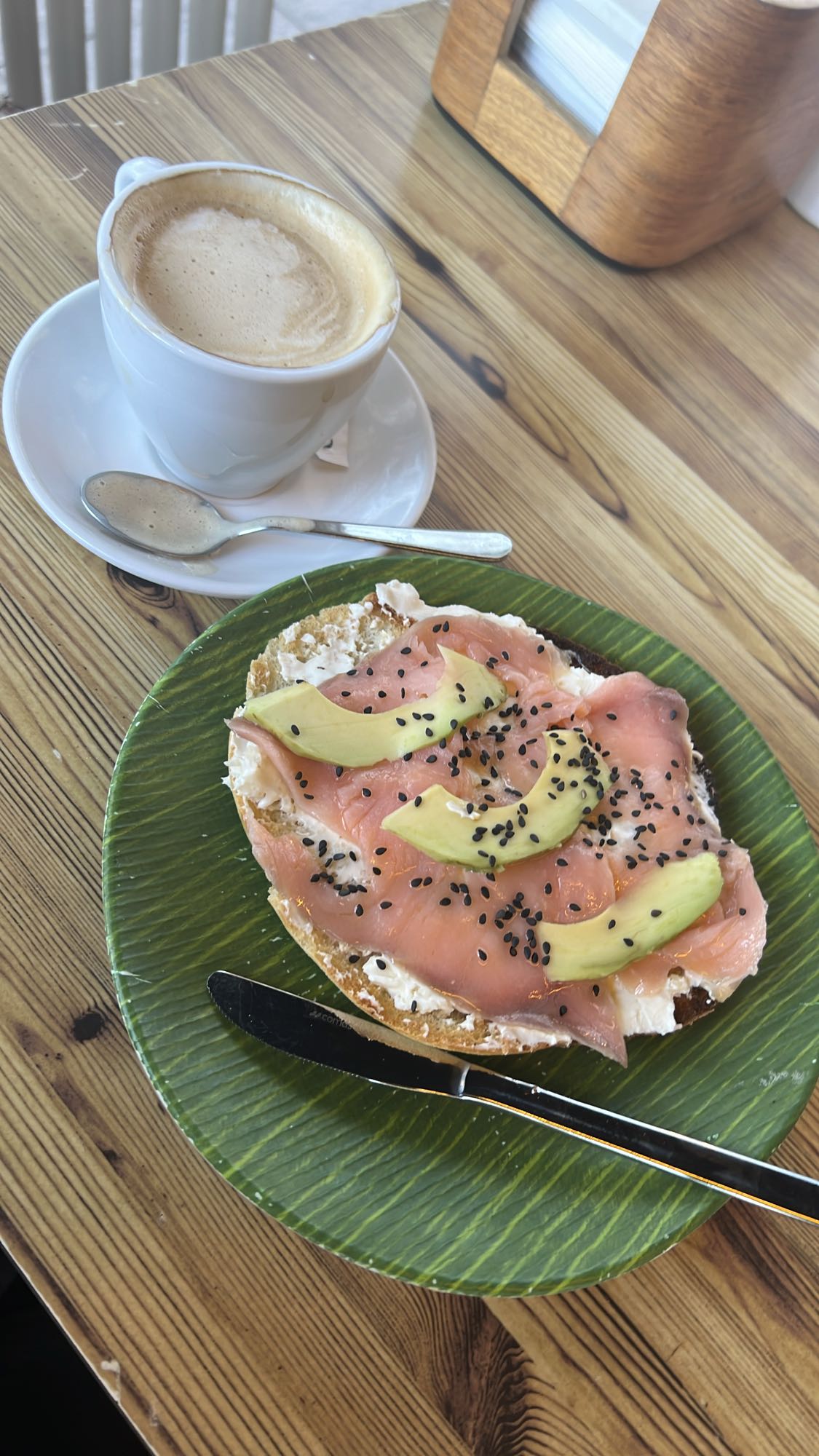 Bagel con salmón y café