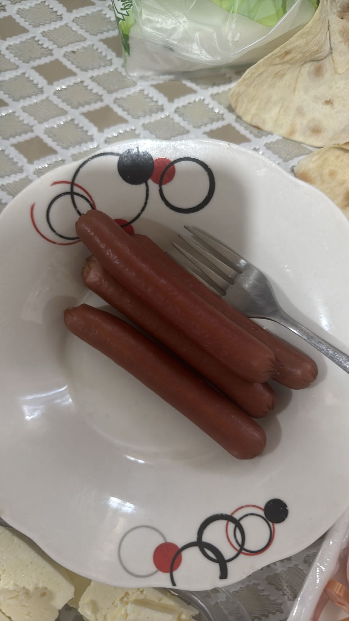 сосиски на тарелке