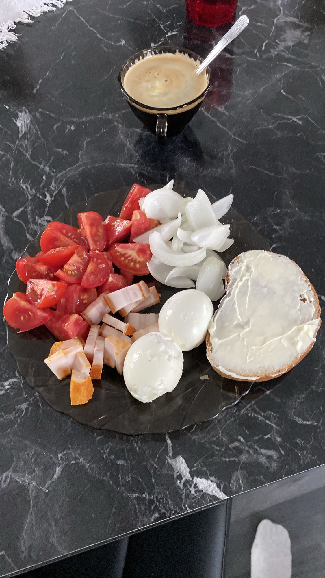 Mic dejun cu ouă și legume