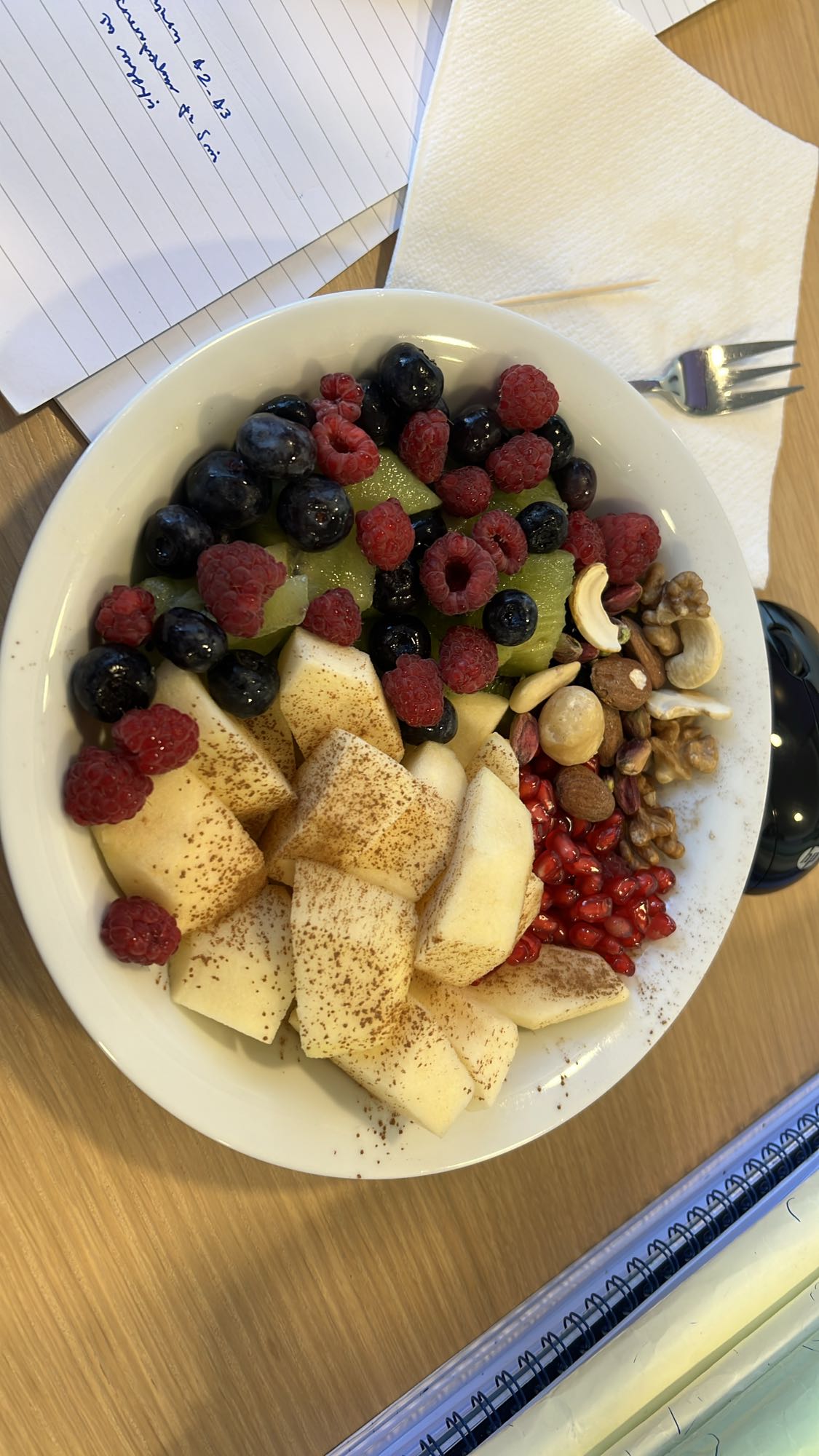 Φρουτοσαλάτα με ξηρούς καρπούς