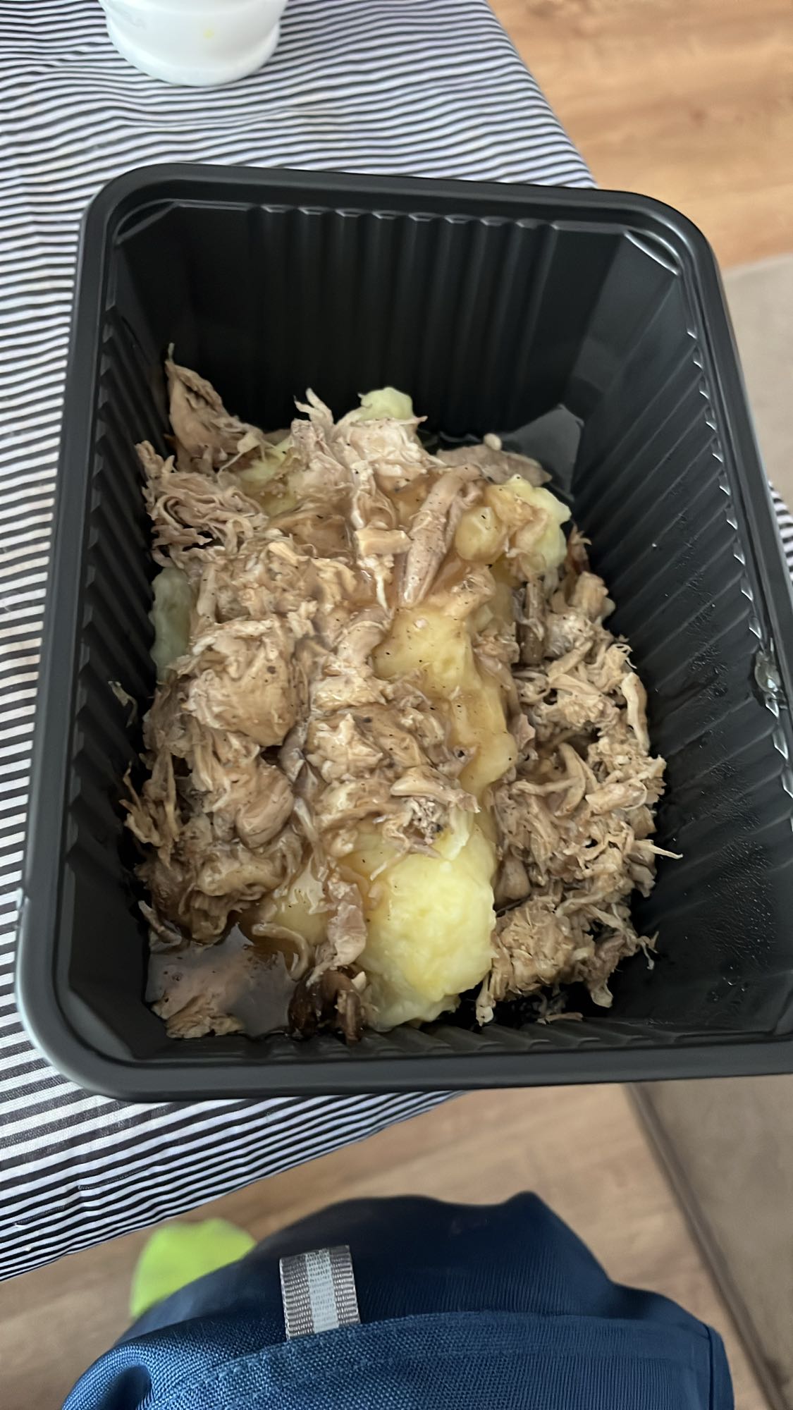 Пюре с пилешко и сос