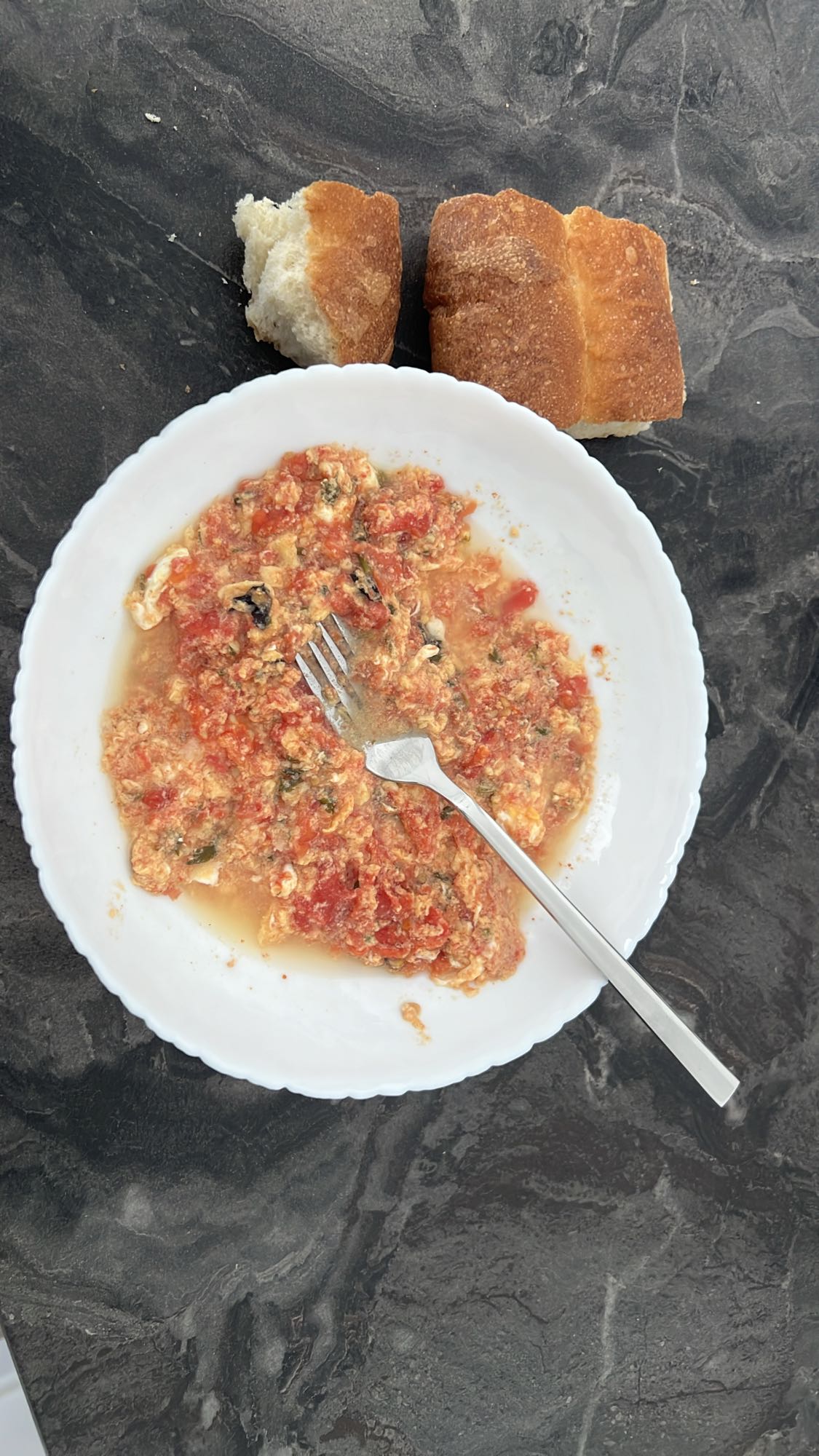 Ձվածեղ լոլիկով և հացով