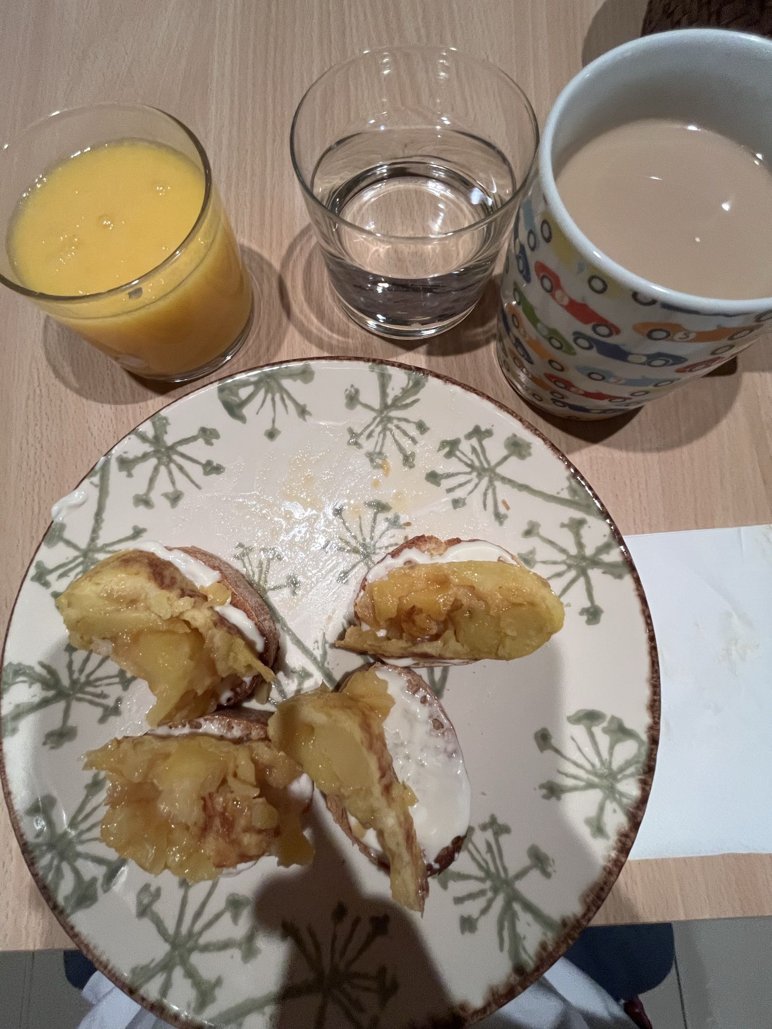 Desayuno con panqueques y fruta