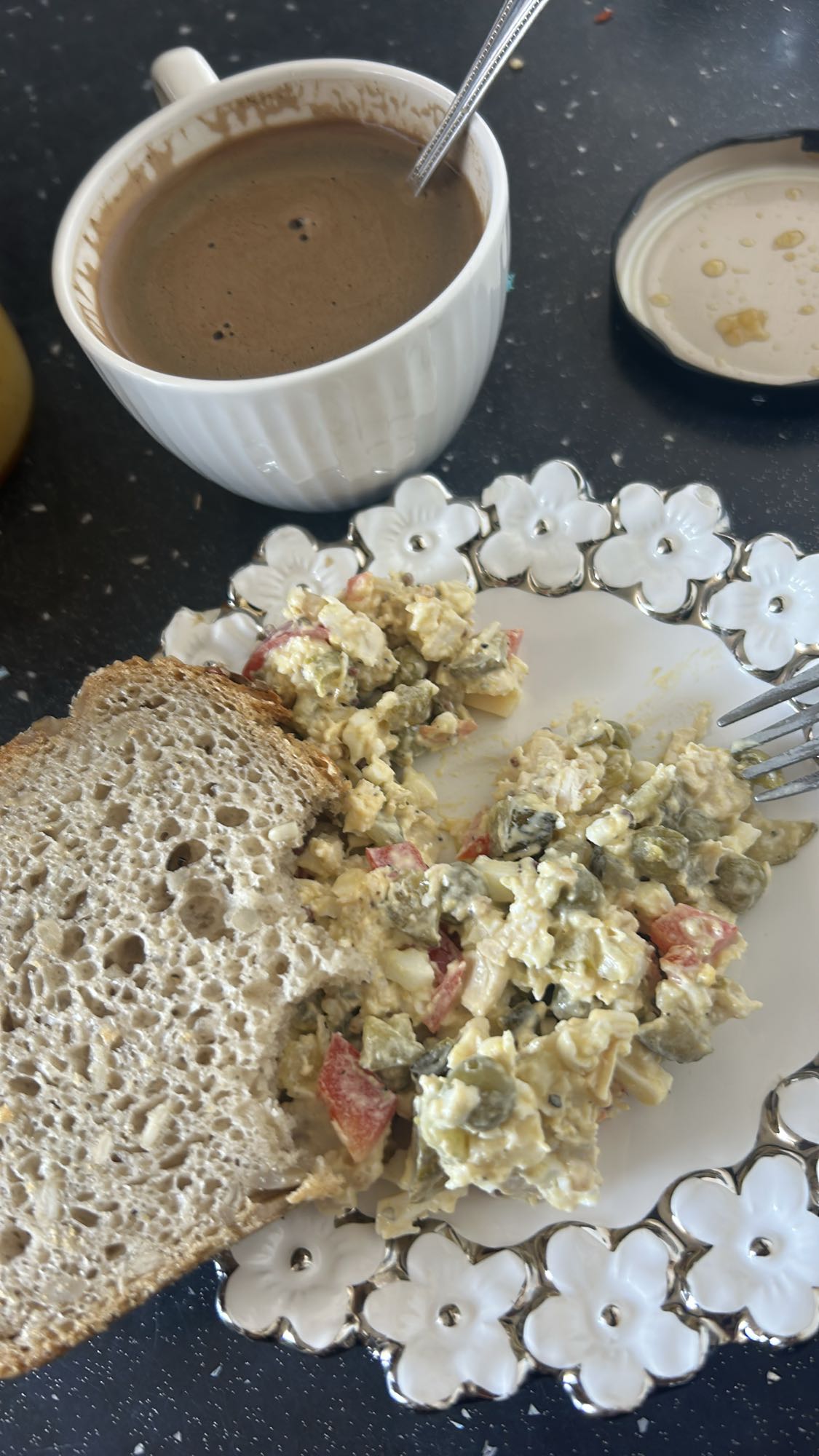 Sałatka z chlebem i kawa