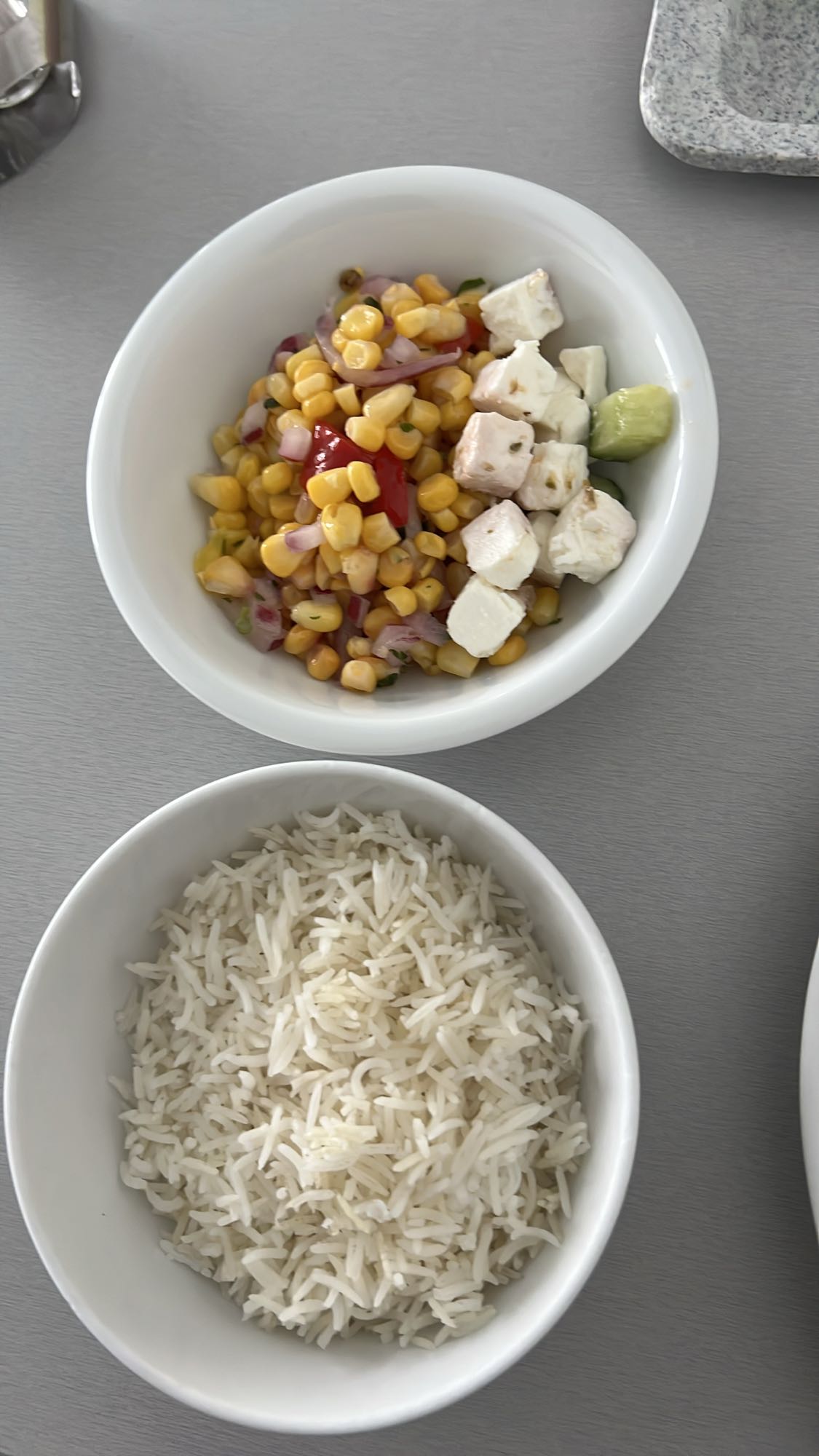 ryż z sałatką warzywną
