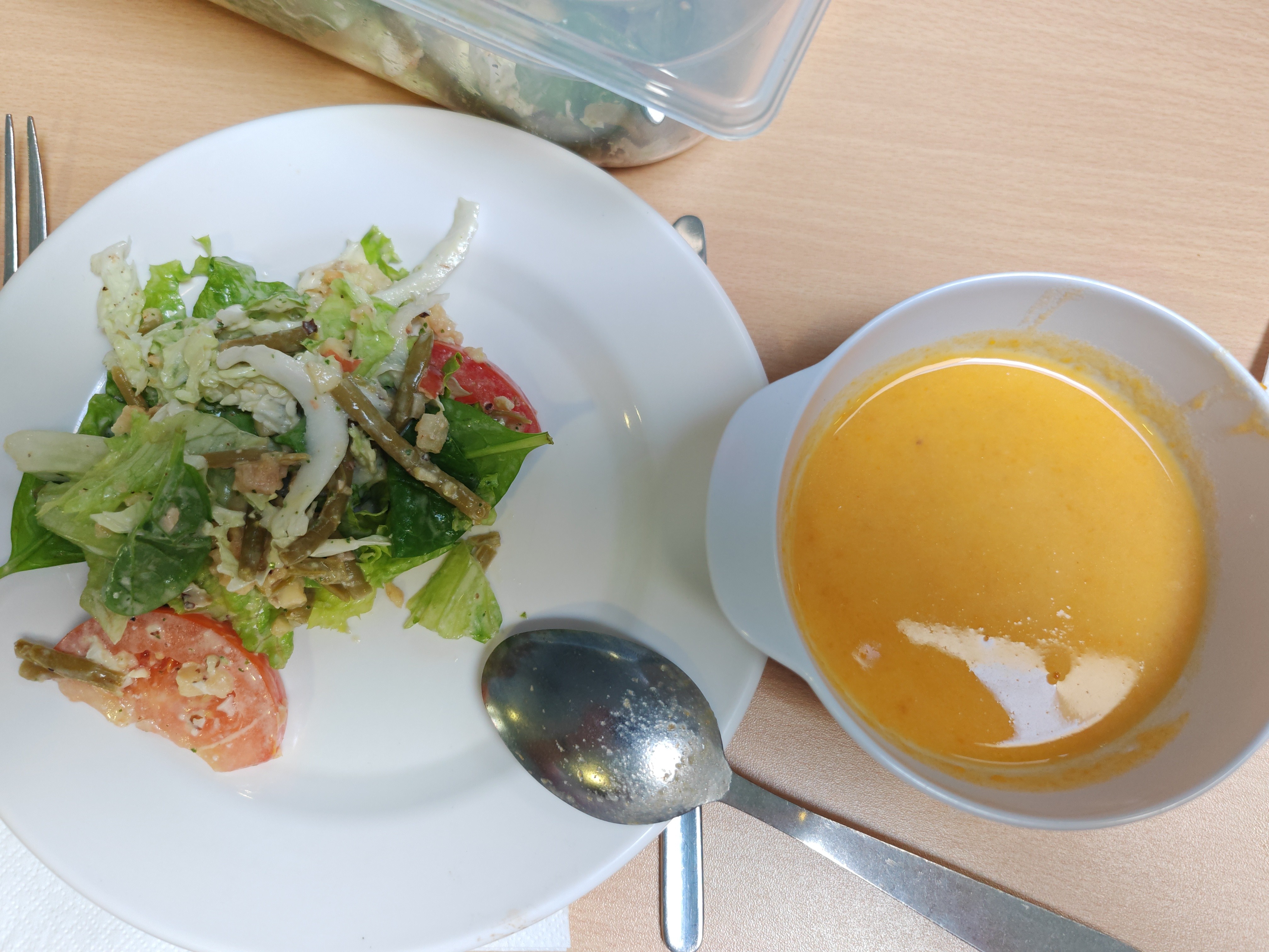 Soupe et salade fraîche