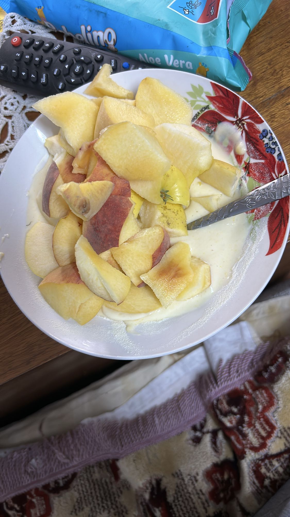 Iaurt cu pudră proteică și fructe