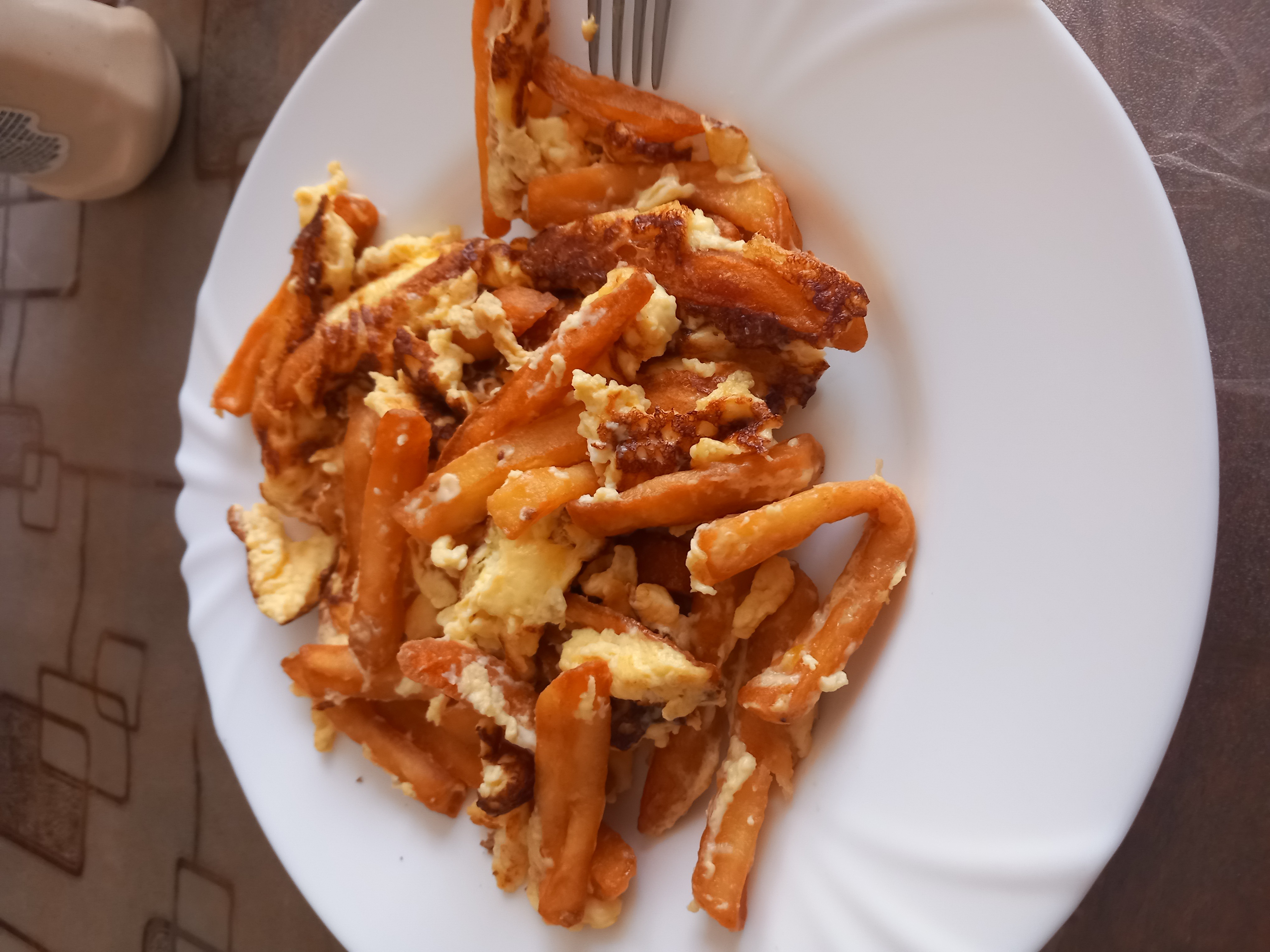 Frites et œufs brouillés