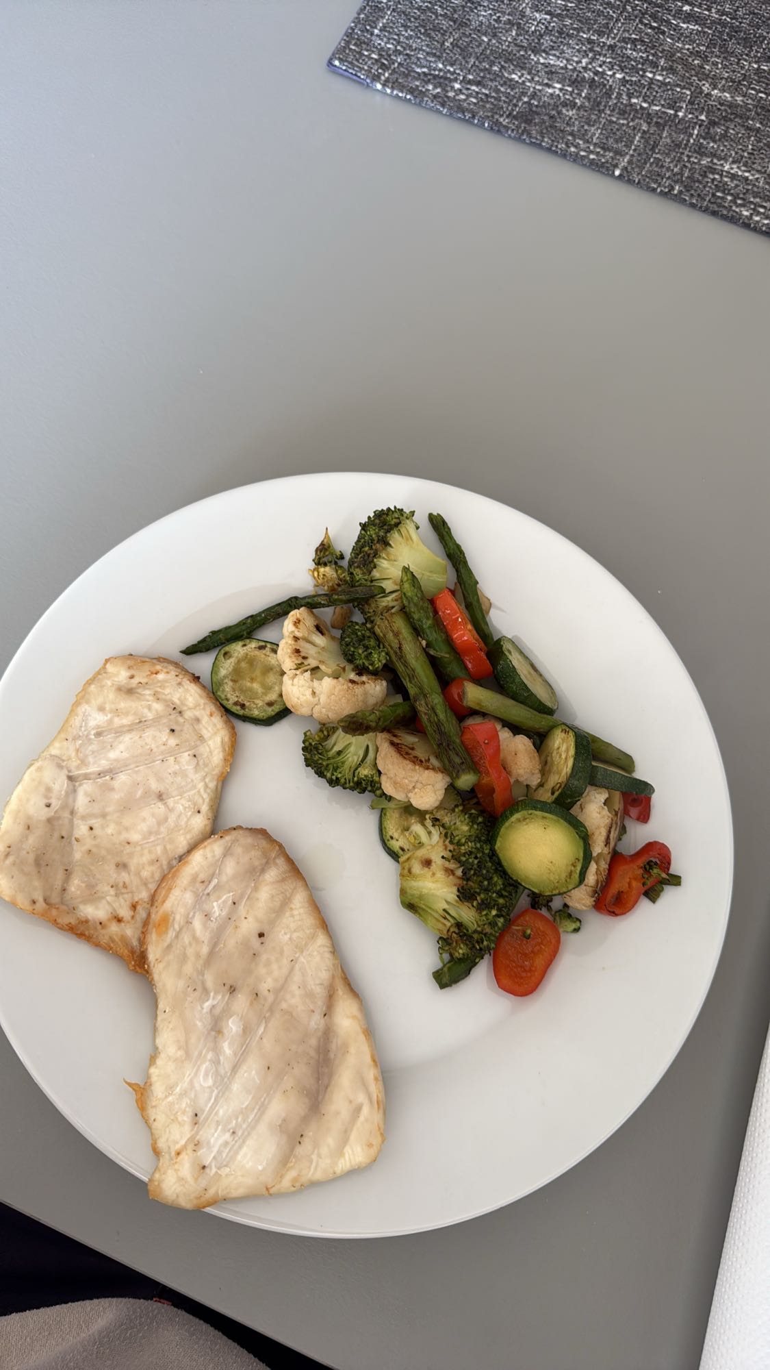 Piept de pui cu legume la grătar