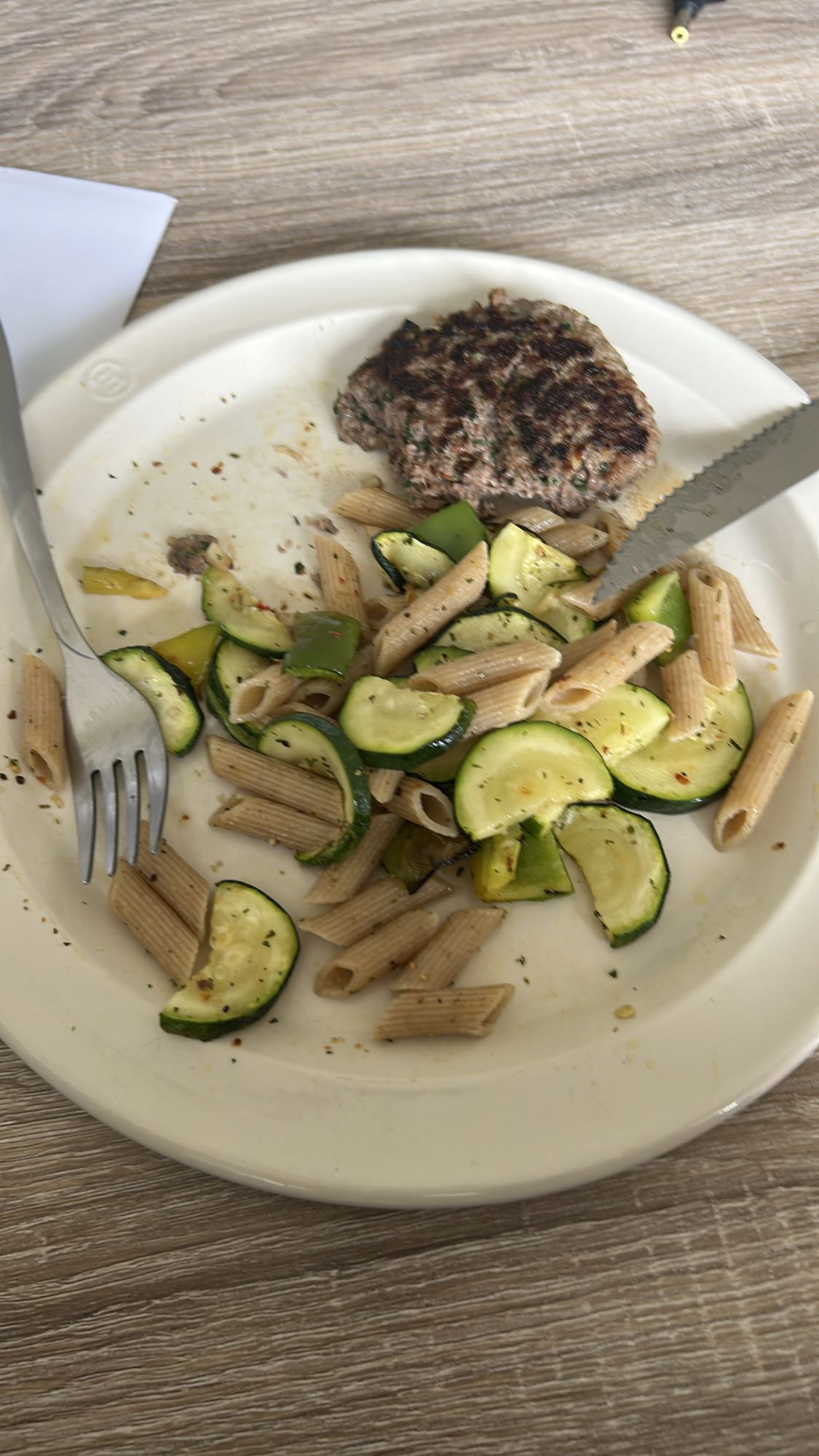 Pâtes complètes, steak et courgettes
