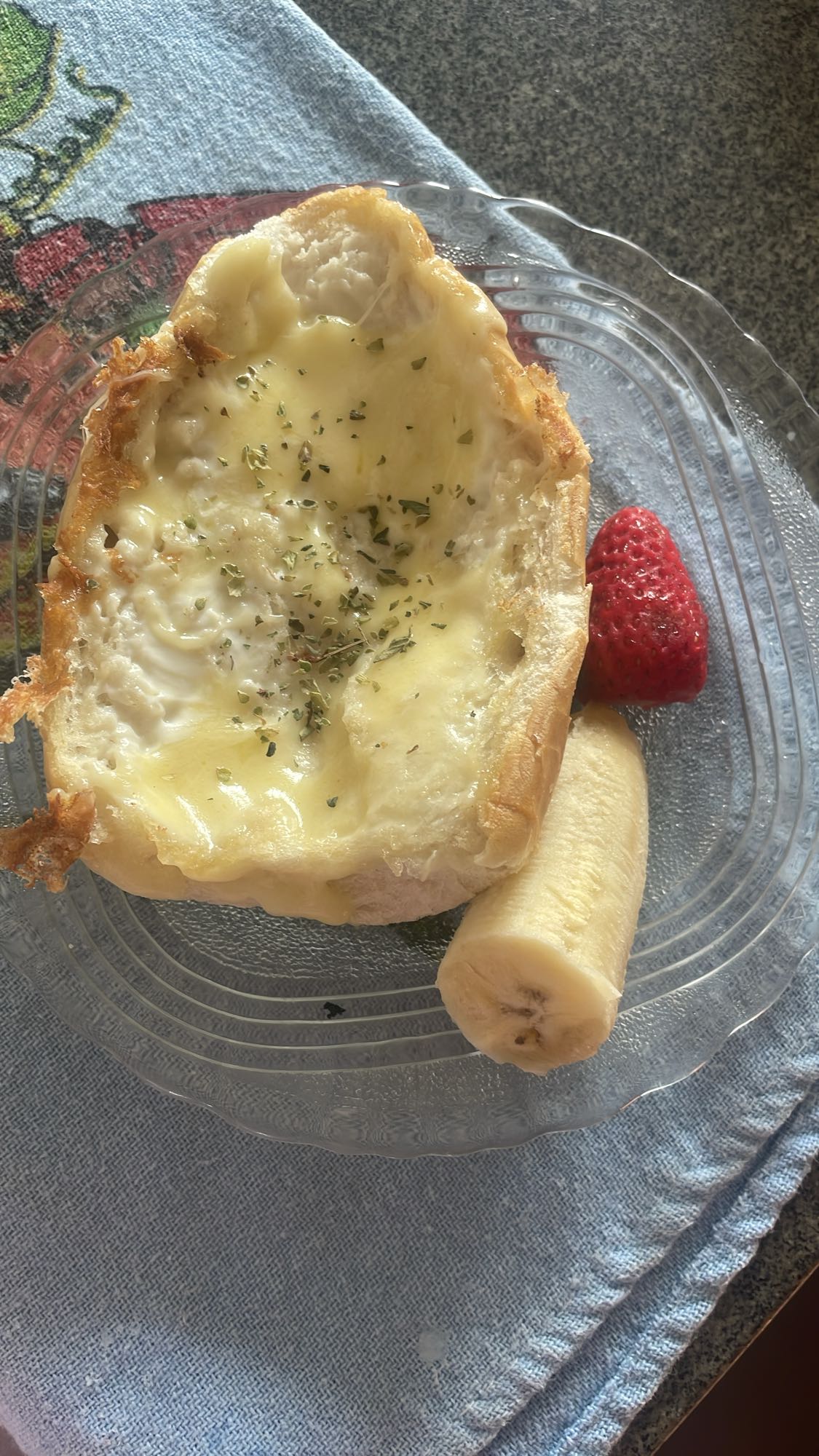 Pão com ovo e frutas