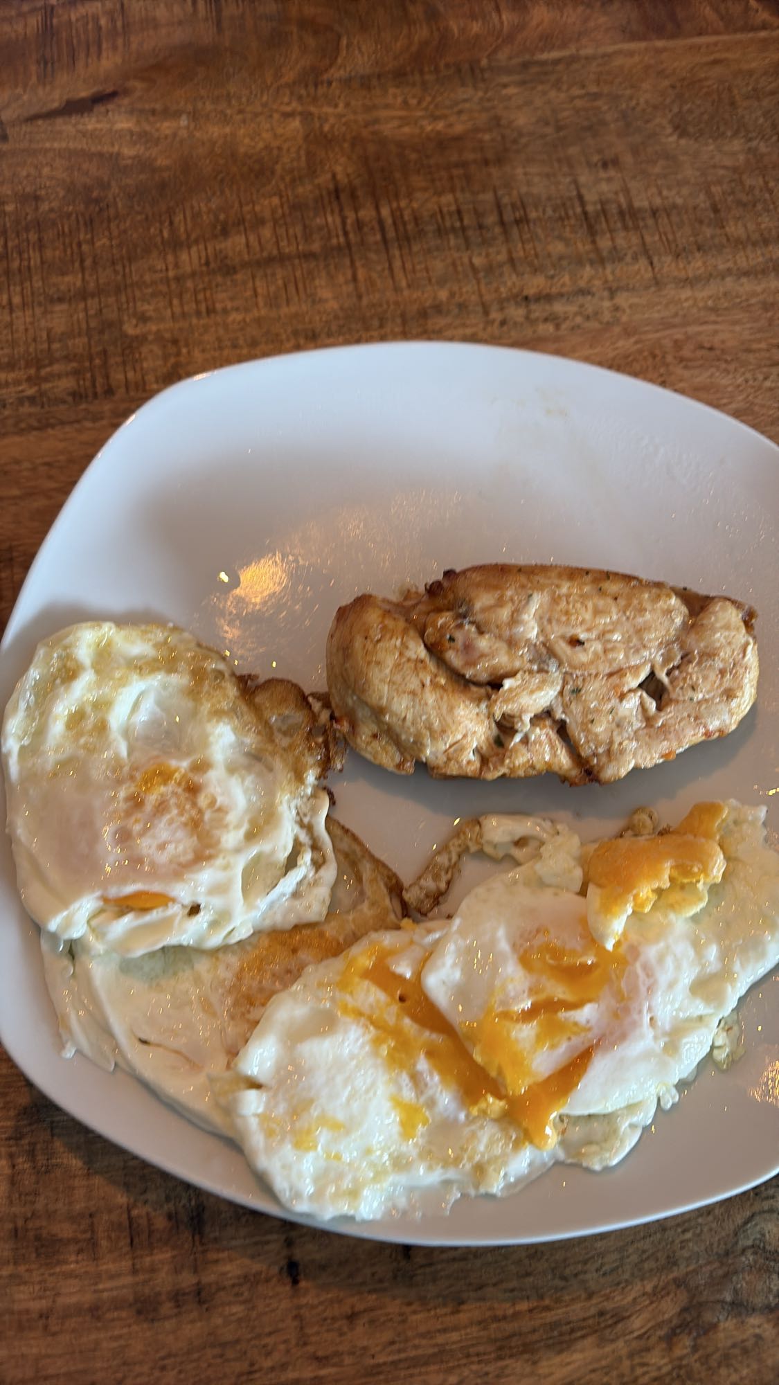 Gebakken eieren en kip