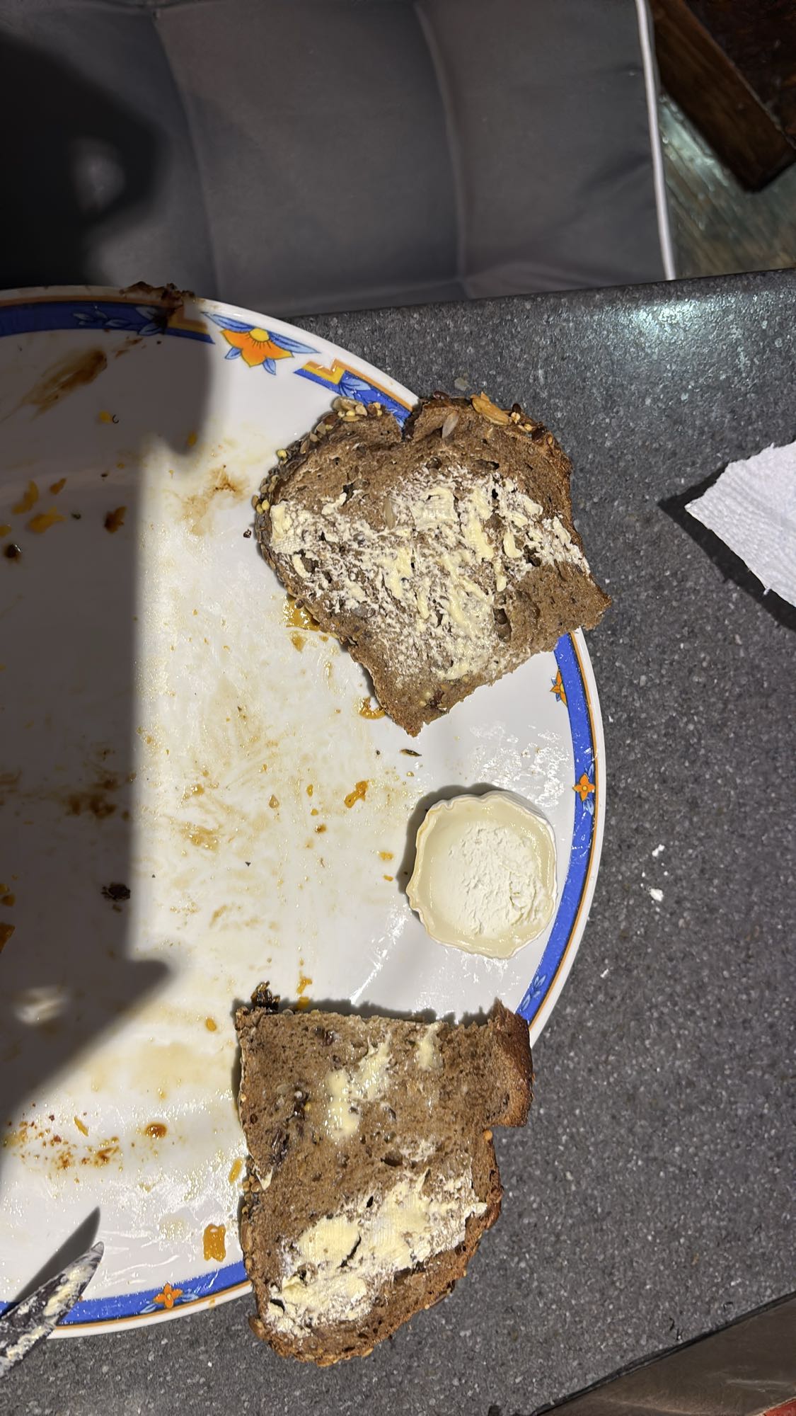 Pain complet, beurre, fromage