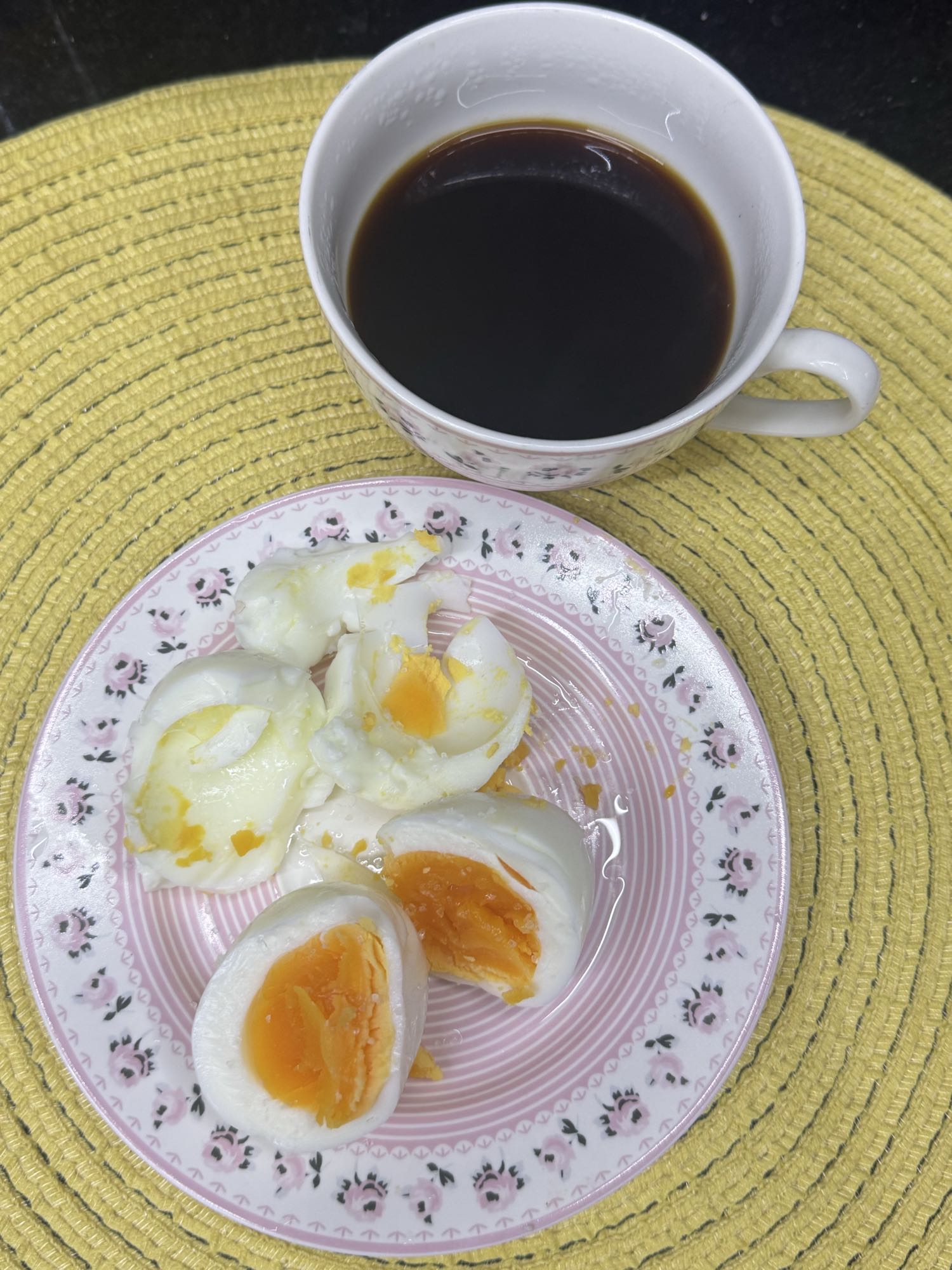 Huevos cocidos y café