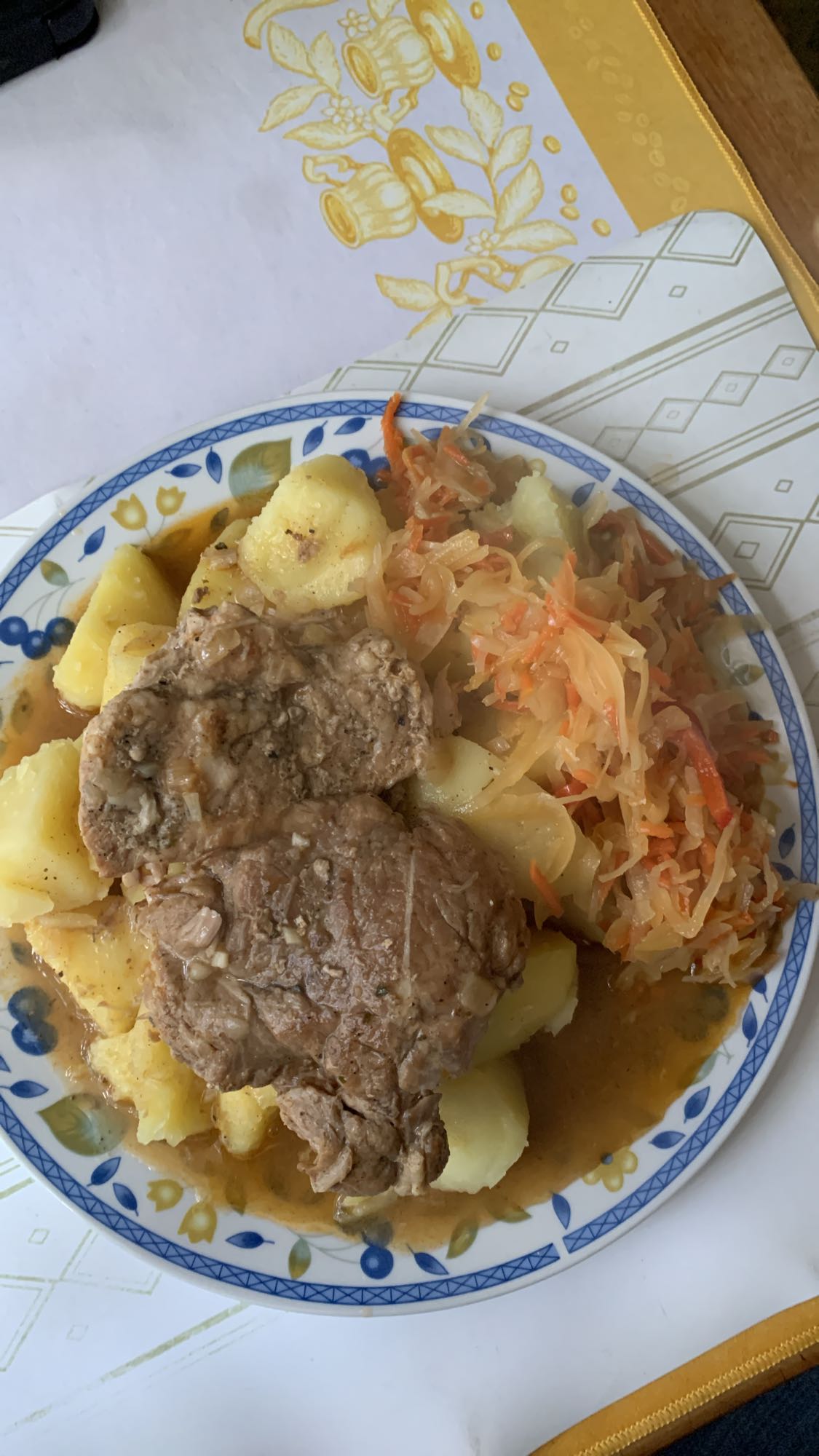 Ziemniaki z mięsem i kapustą