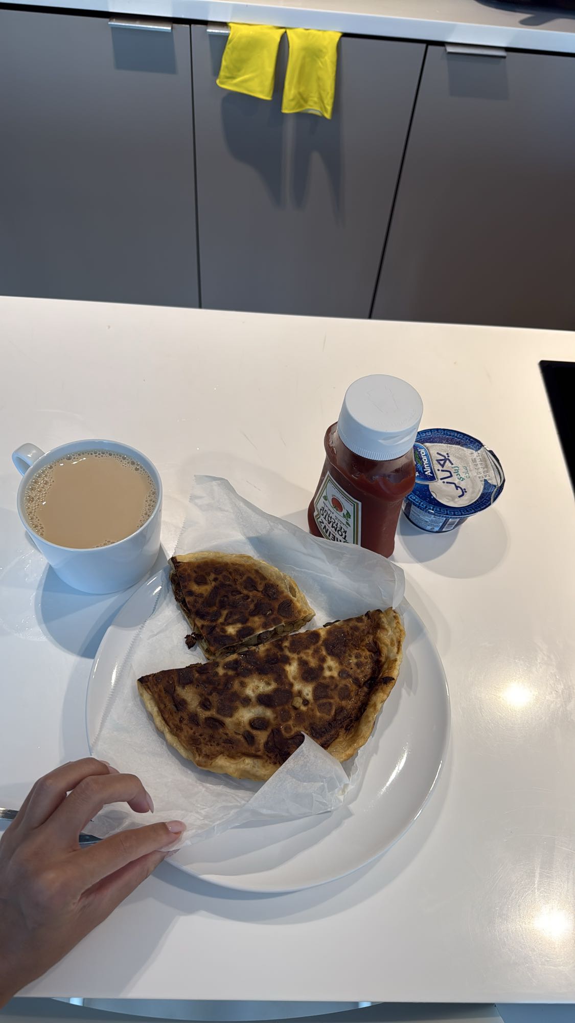 завтрак с лепешкой и чаем