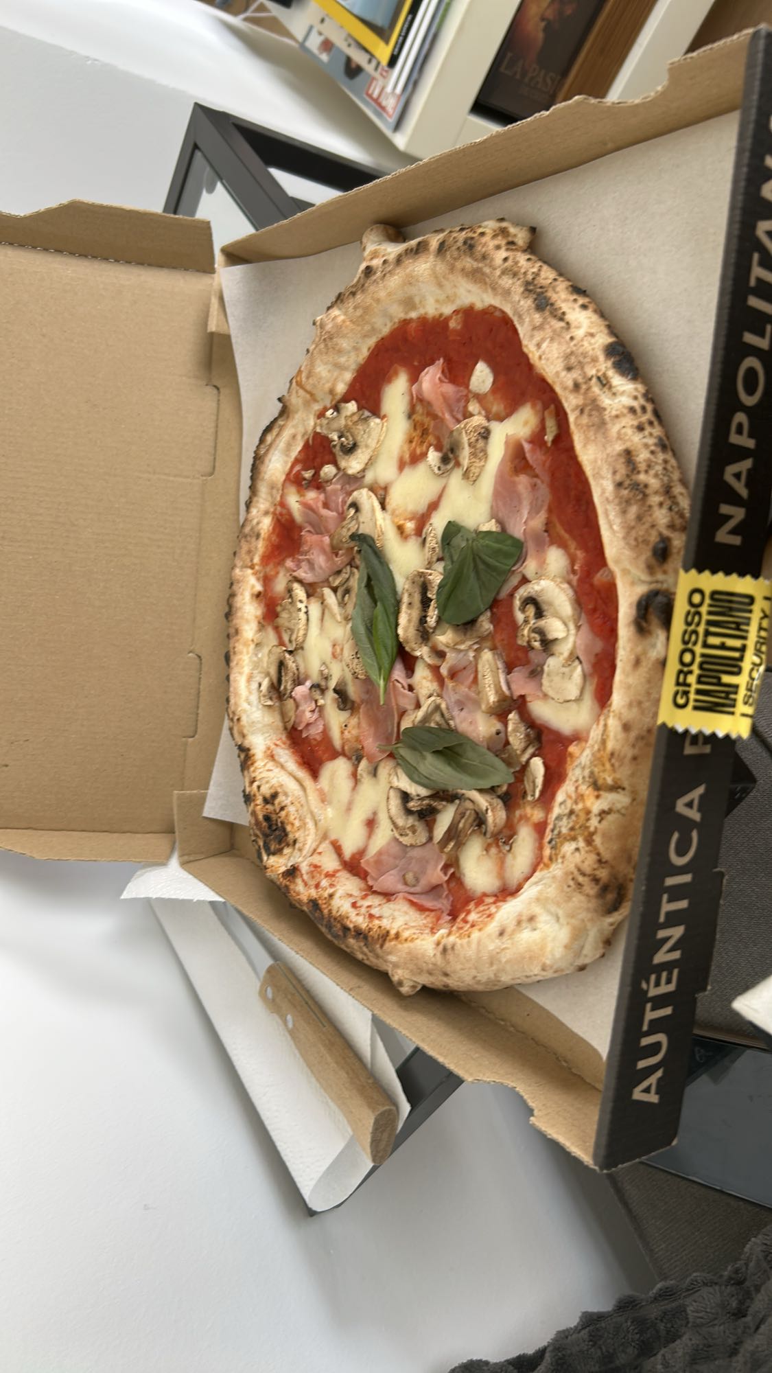 Pizza napolitana jamón y champiñones