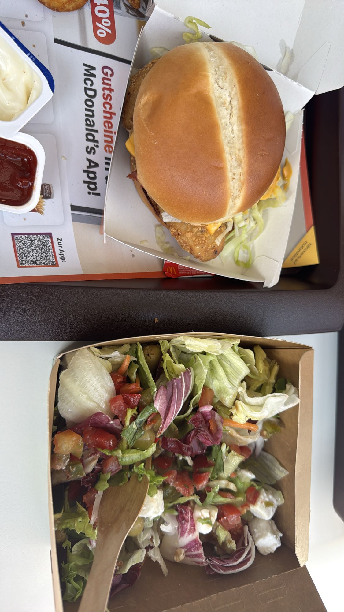 Chickenburger mit Salat