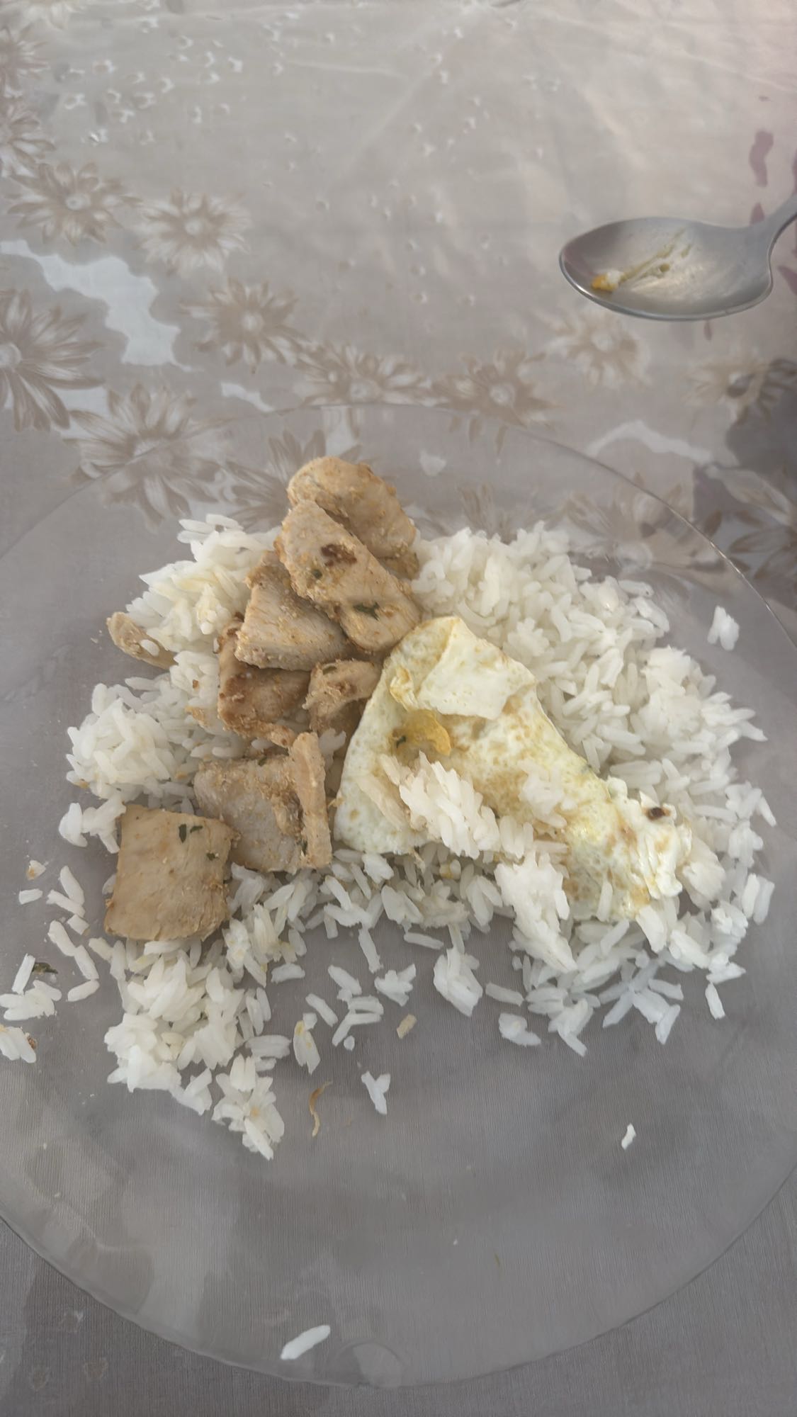 Arroz con pollo y huevo