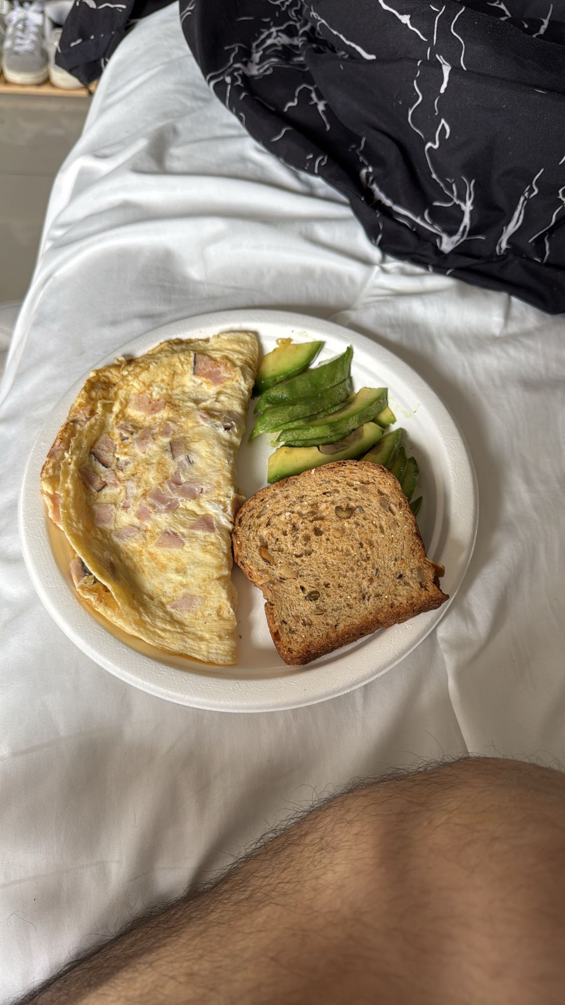 Omelette con huevos, claras, jamón de pavo, aguacate y tostada integral con nueces