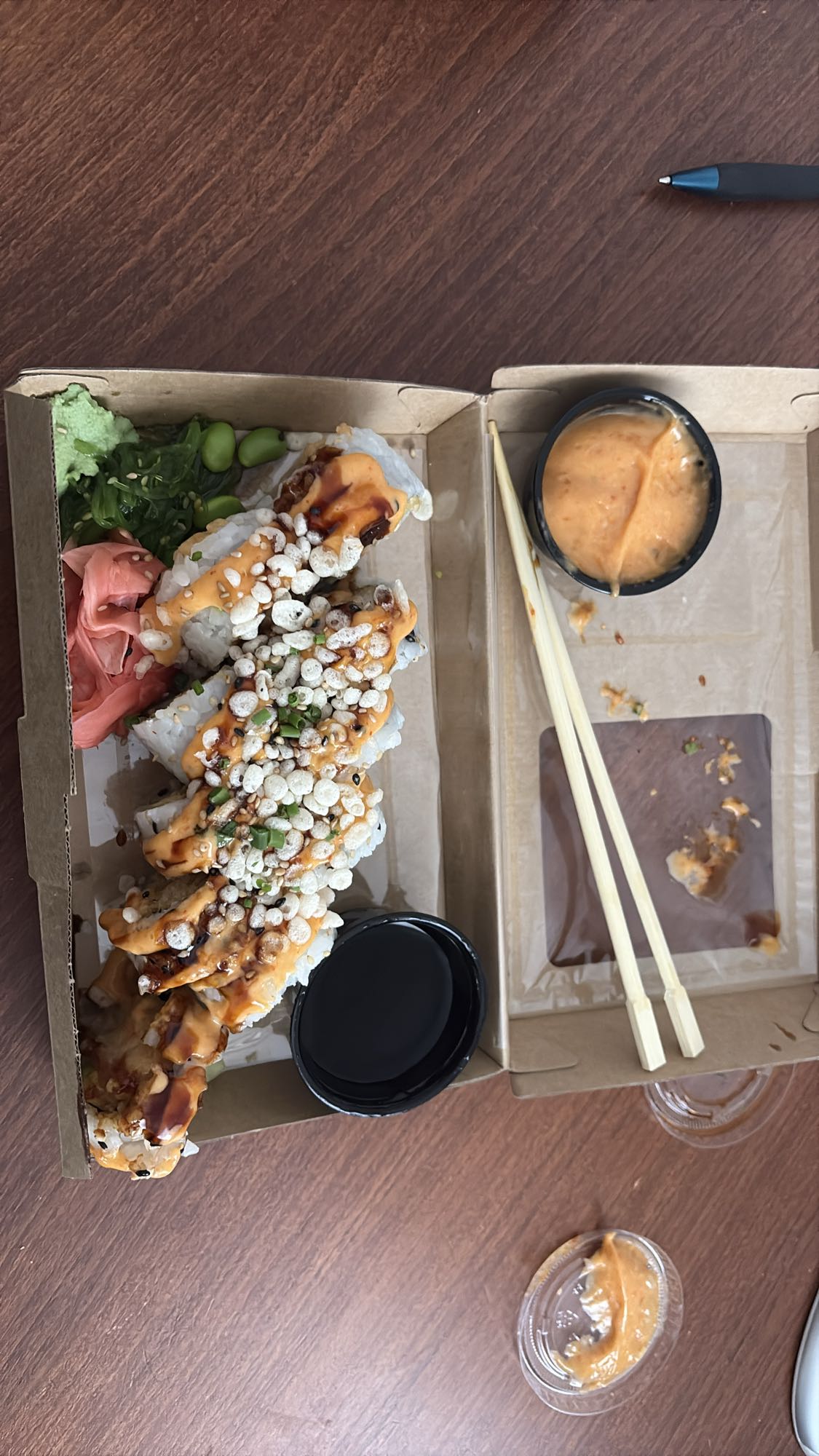 Krispig sushi med sås