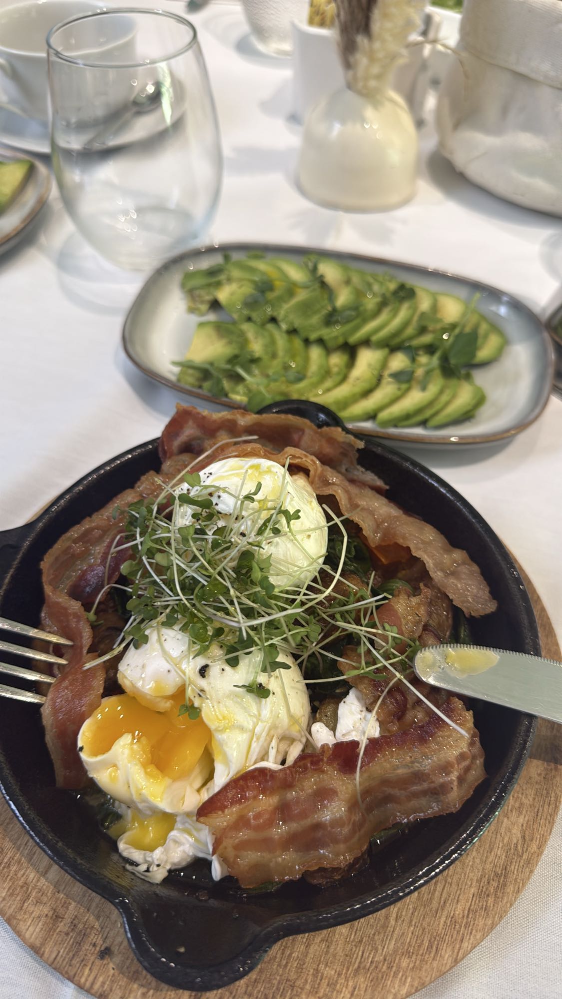 Huevos pochados con tocino y aguacate