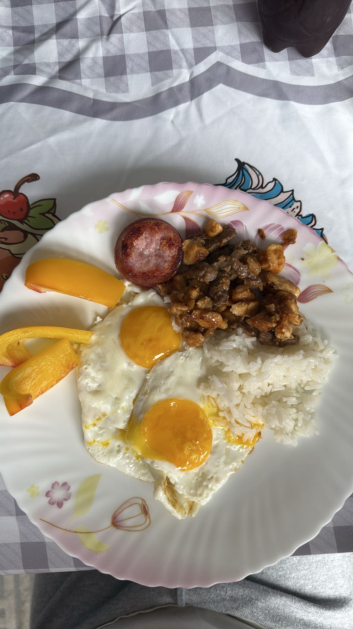 Arroz com ovos e carne