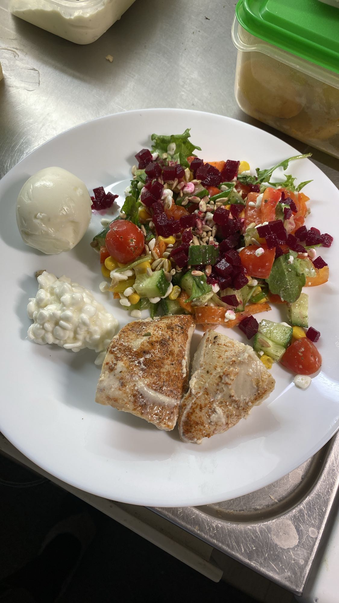 Kyckling med sallad och ägg