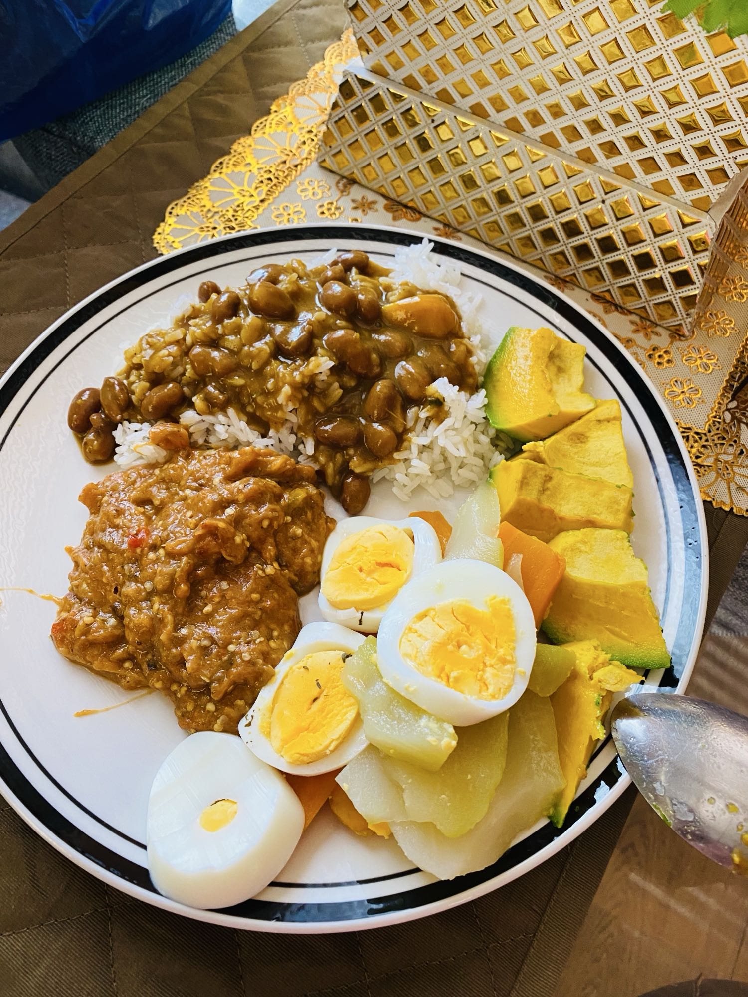 arroz con habichuelas y huevo