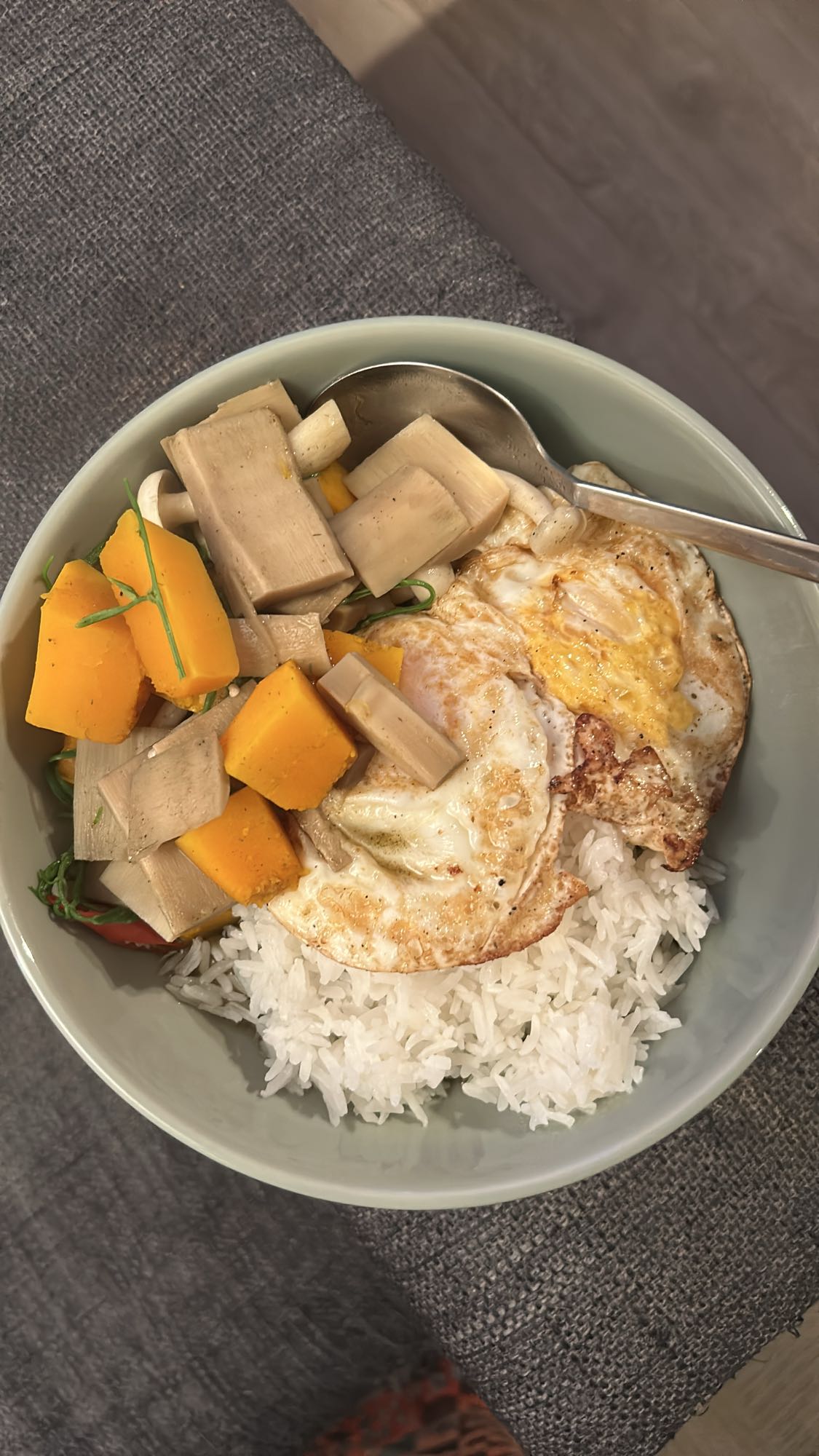 Ris med egg og grønnsaker