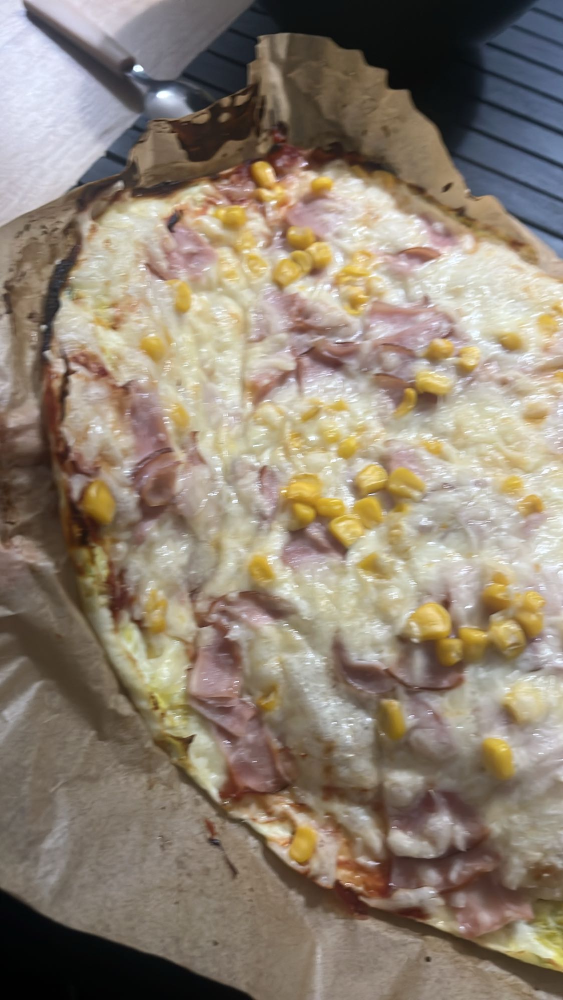 Pizza cu șuncă și porumb