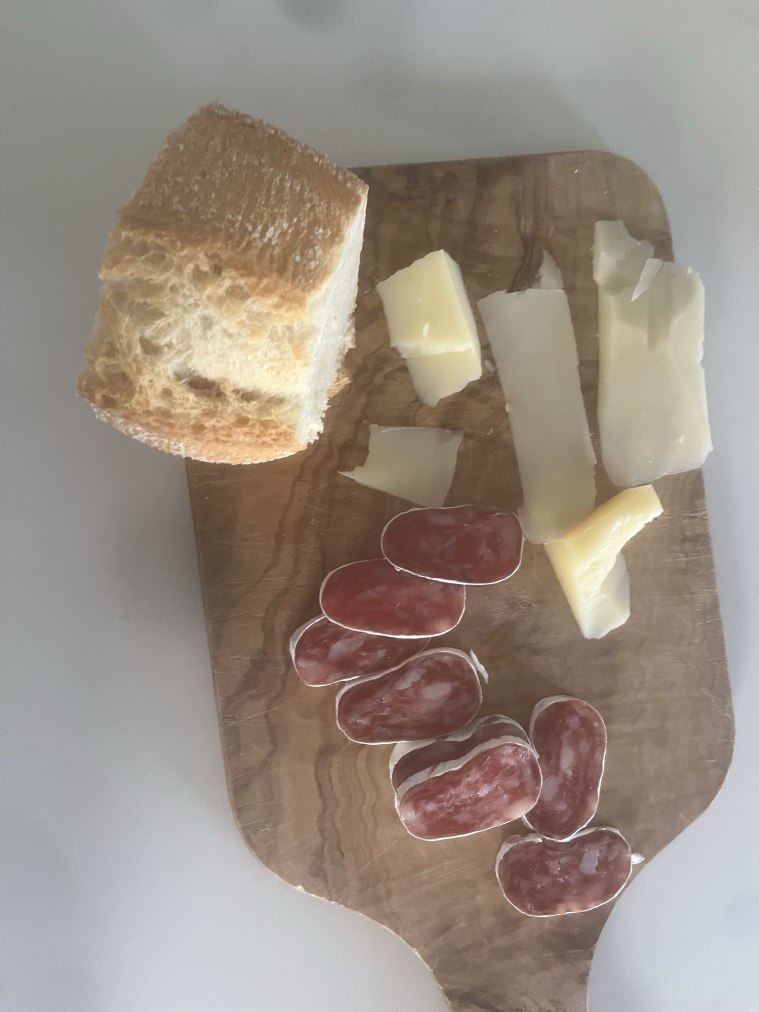 Tabla de pan, queso y salami