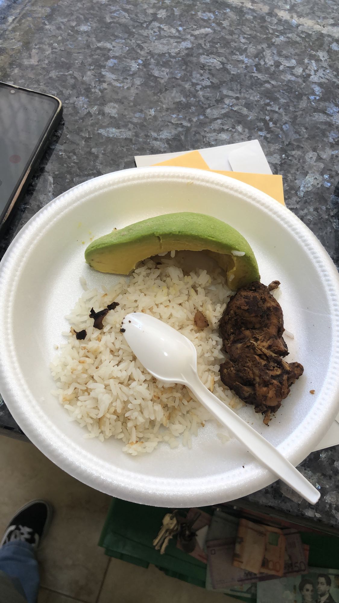 arroz, pollo y aguacate