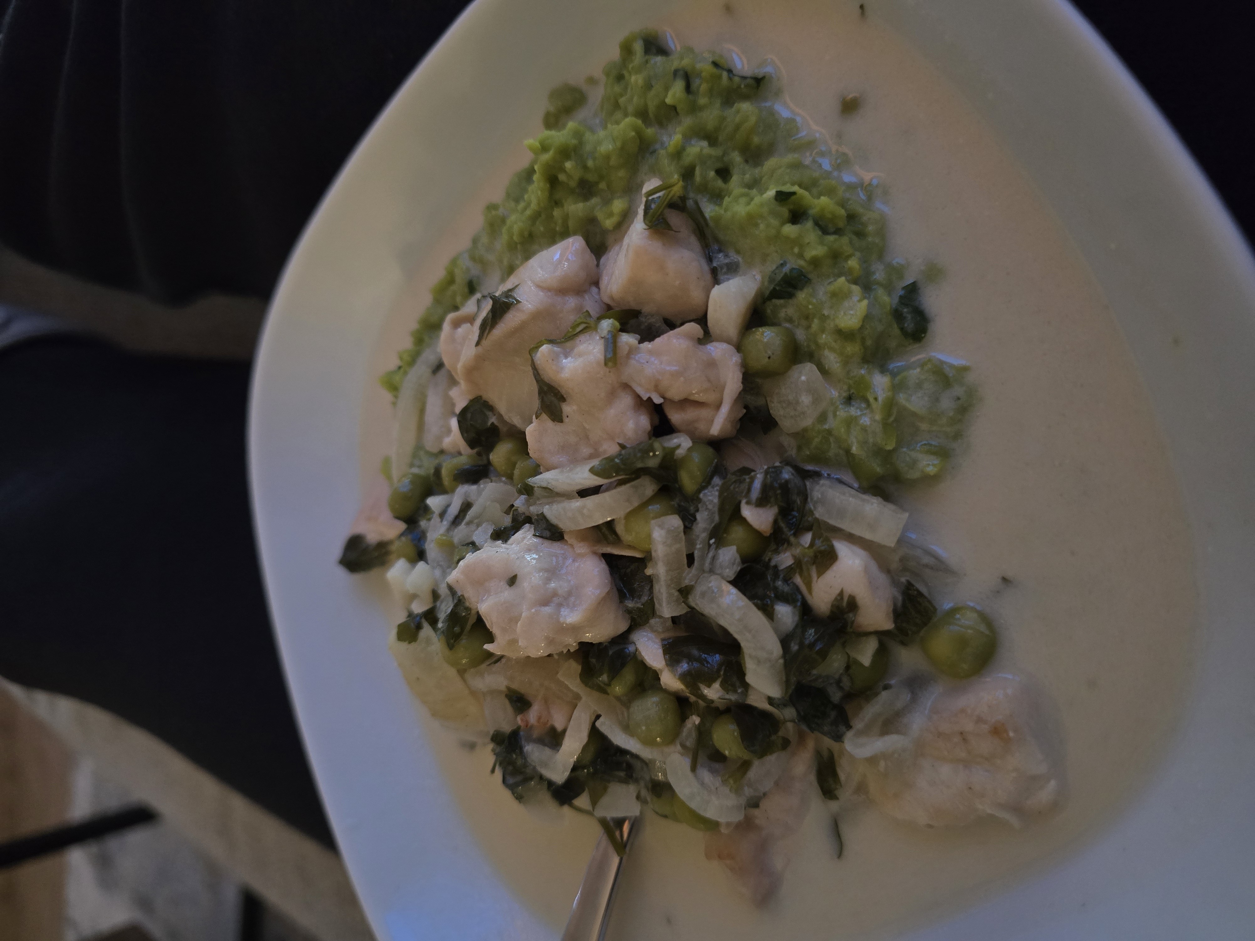 Kip met erwten en puree