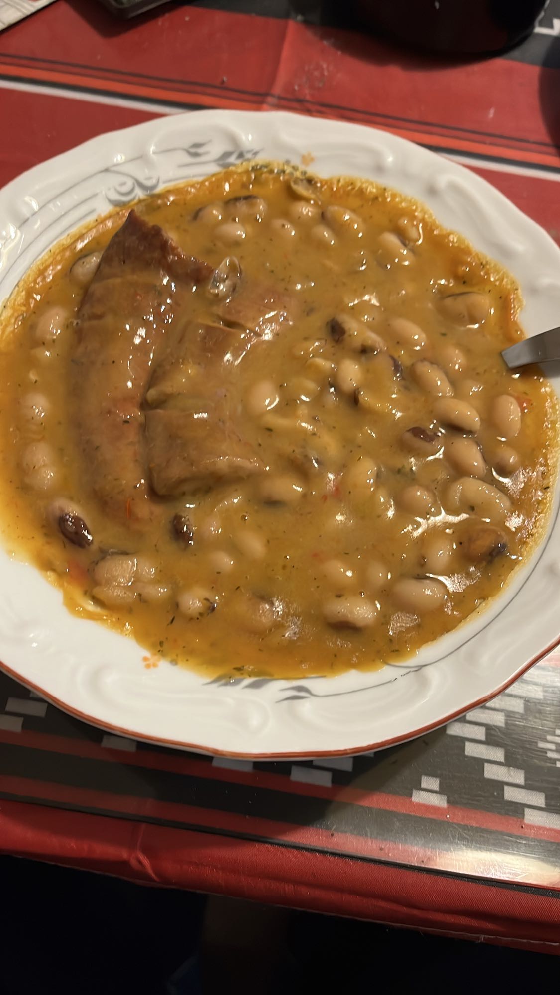 Боб с наденица